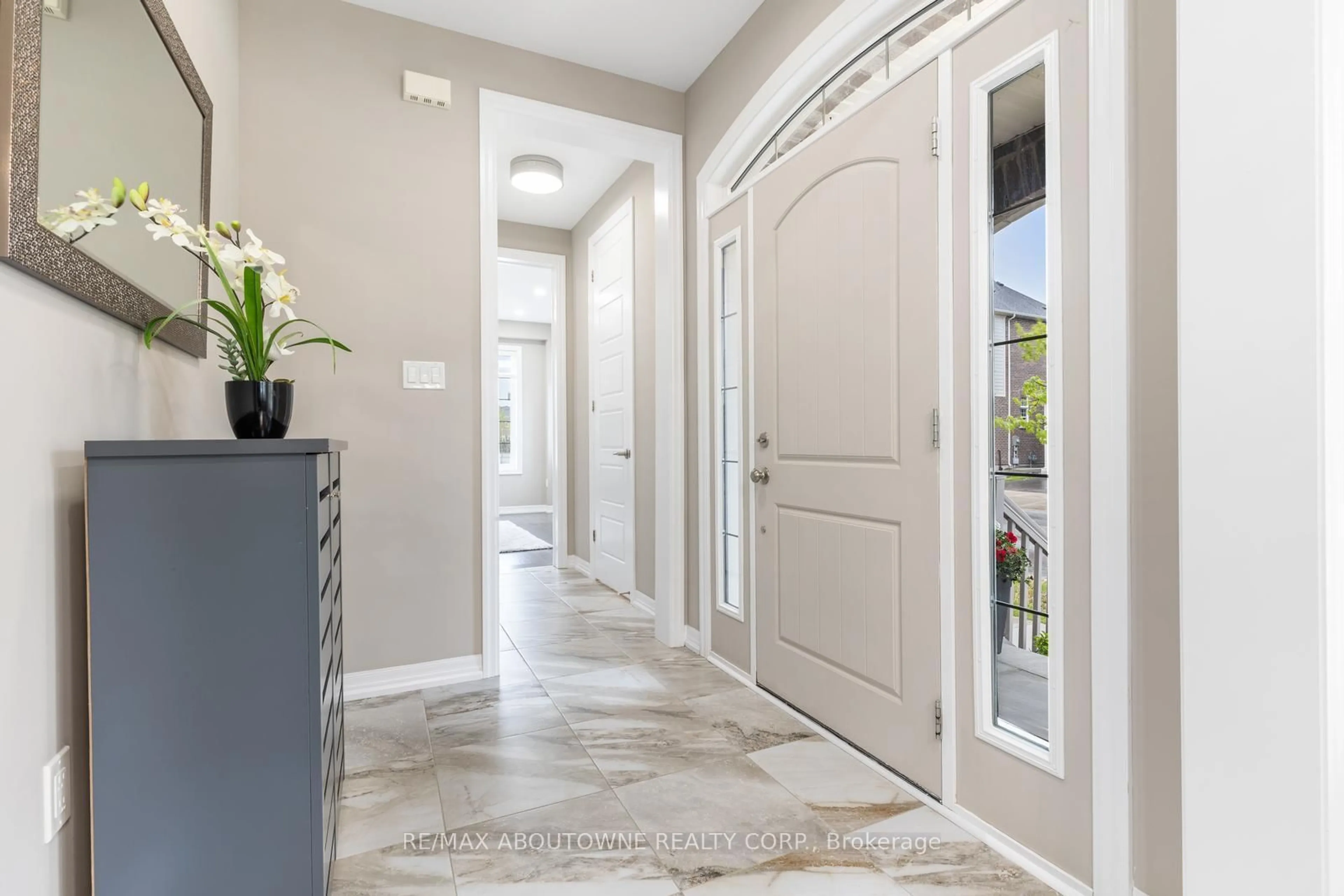 Indoor entryway for 201 North Park Blvd, Oakville Ontario L6M 5K2
