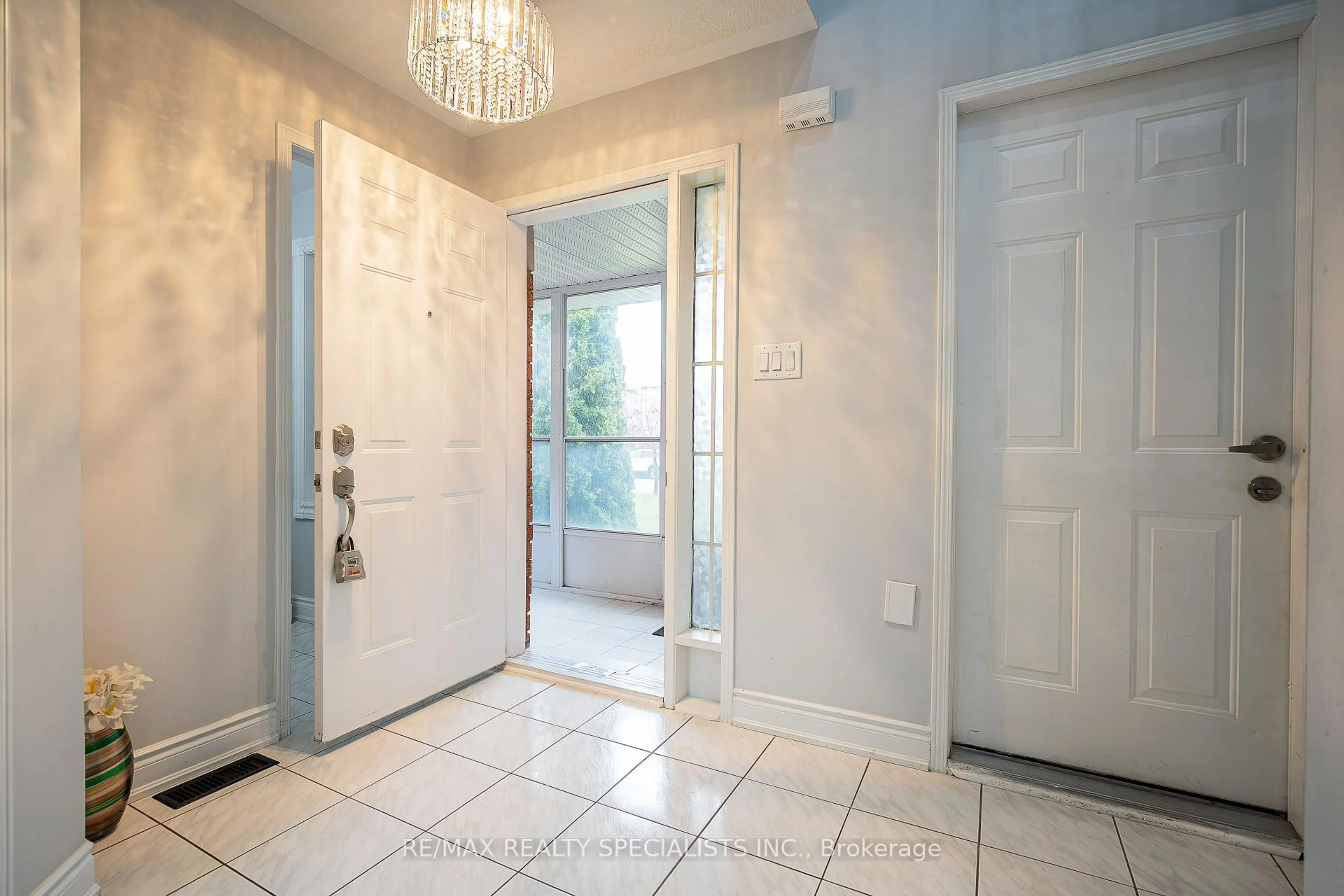 Indoor entryway for 56 Hood Cres, Brampton Ontario L6Y 4S7