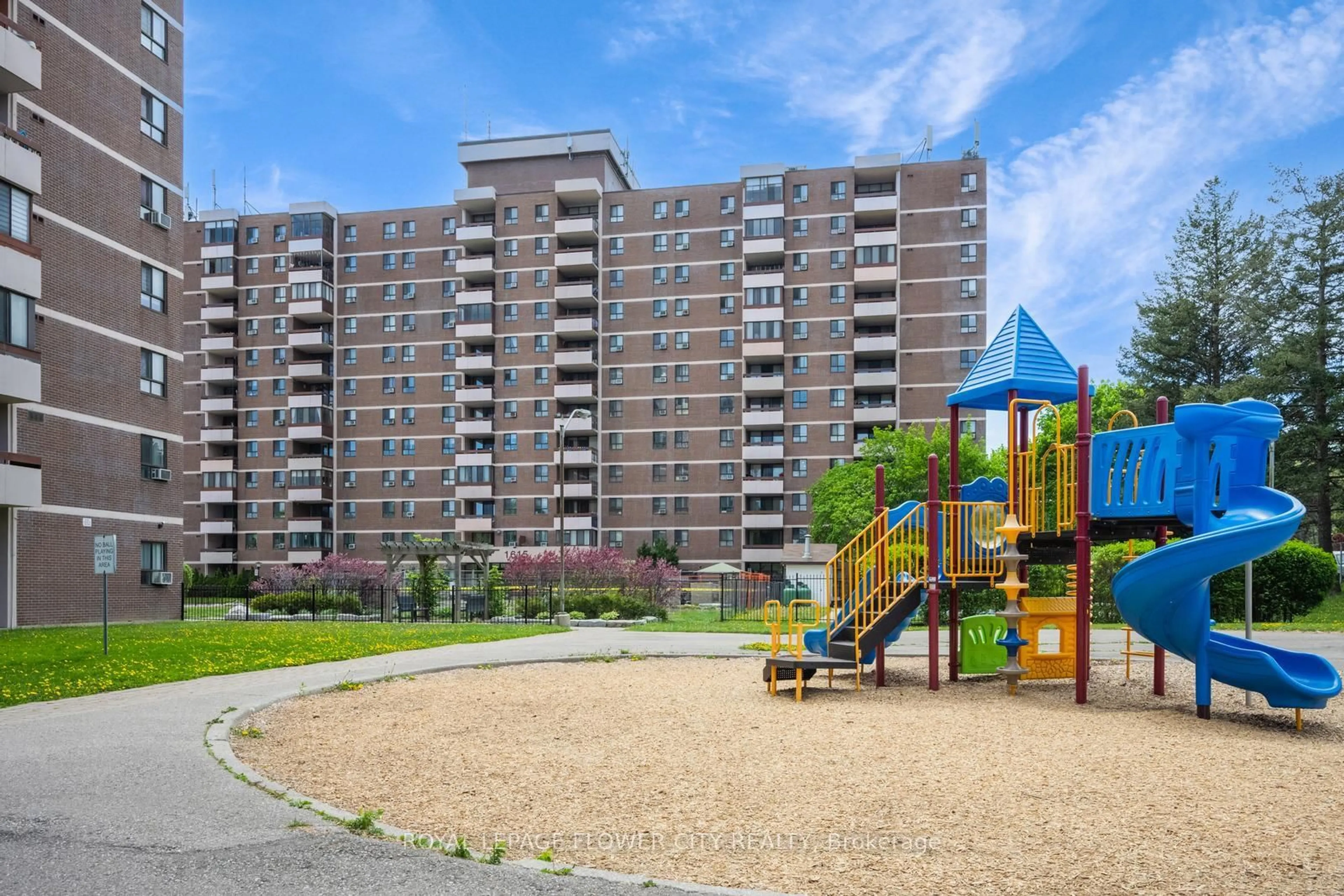 Patio, building for 1615 Bloor St #207, Mississauga Ontario L4X 1S2