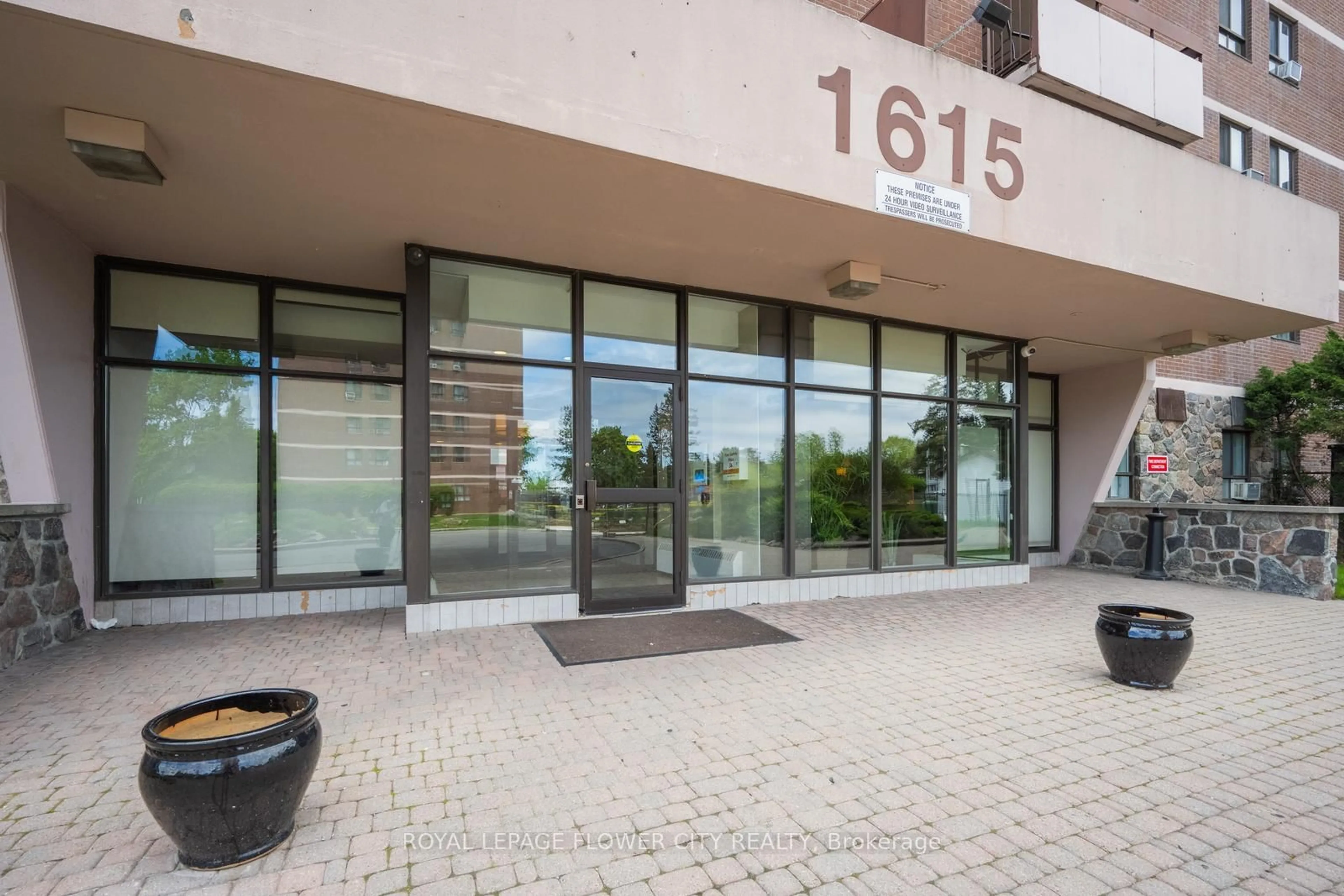 Indoor foyer for 1615 Bloor St #207, Mississauga Ontario L4X 1S2
