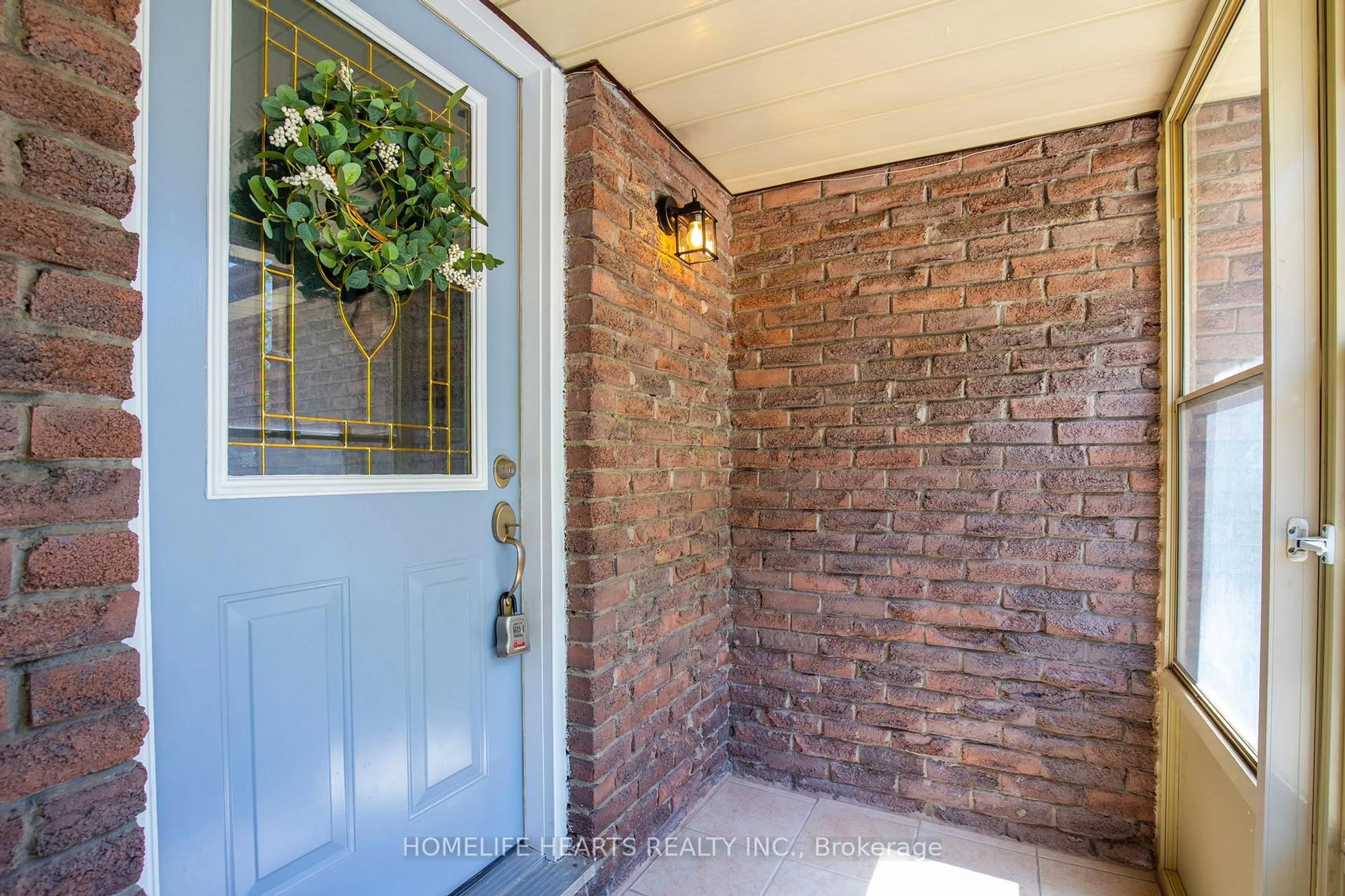 Indoor entryway for 2994 Glace Bay Rd, Mississauga Ontario L5N 2K1