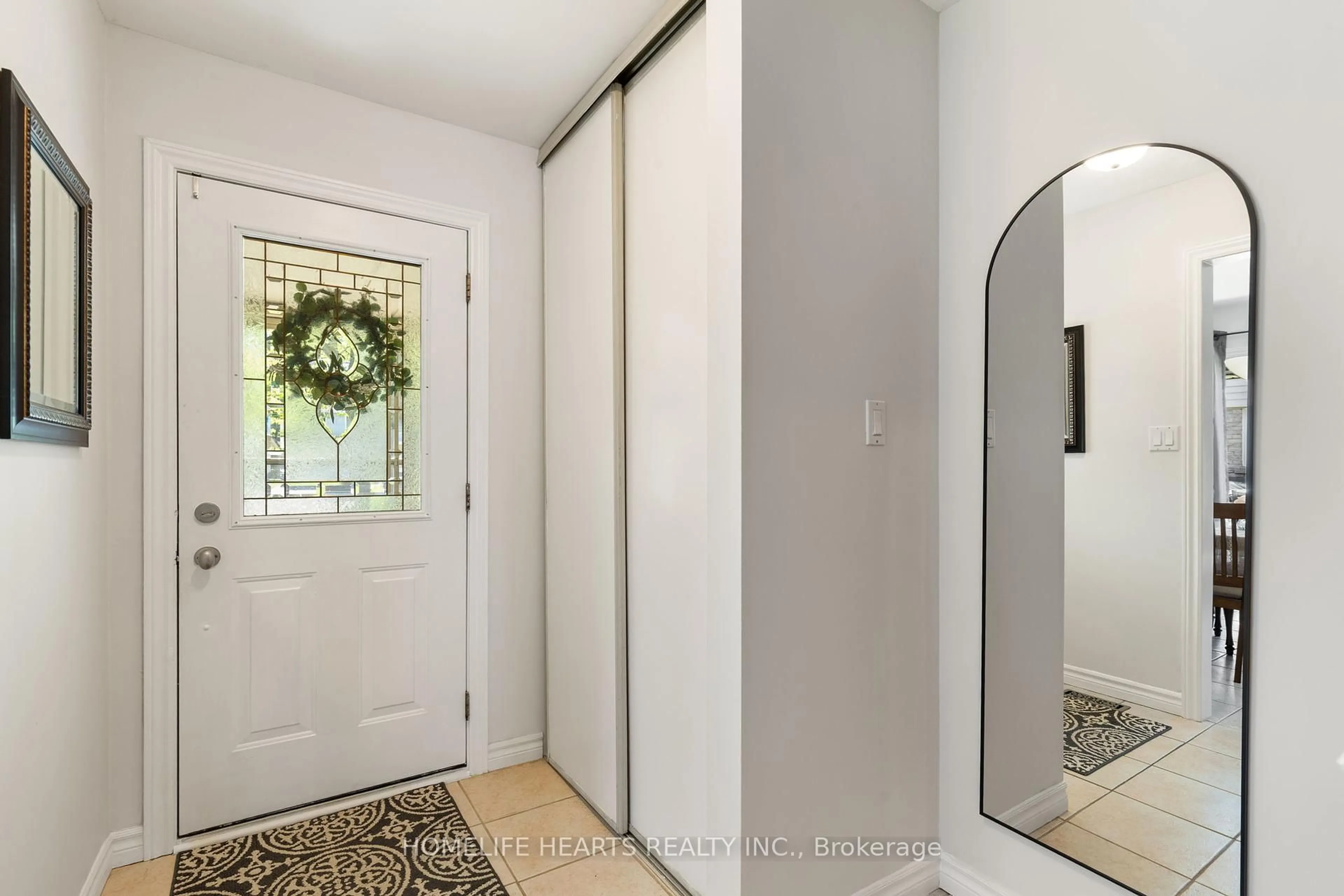 Indoor entryway for 2994 Glace Bay Rd, Mississauga Ontario L5N 2K1