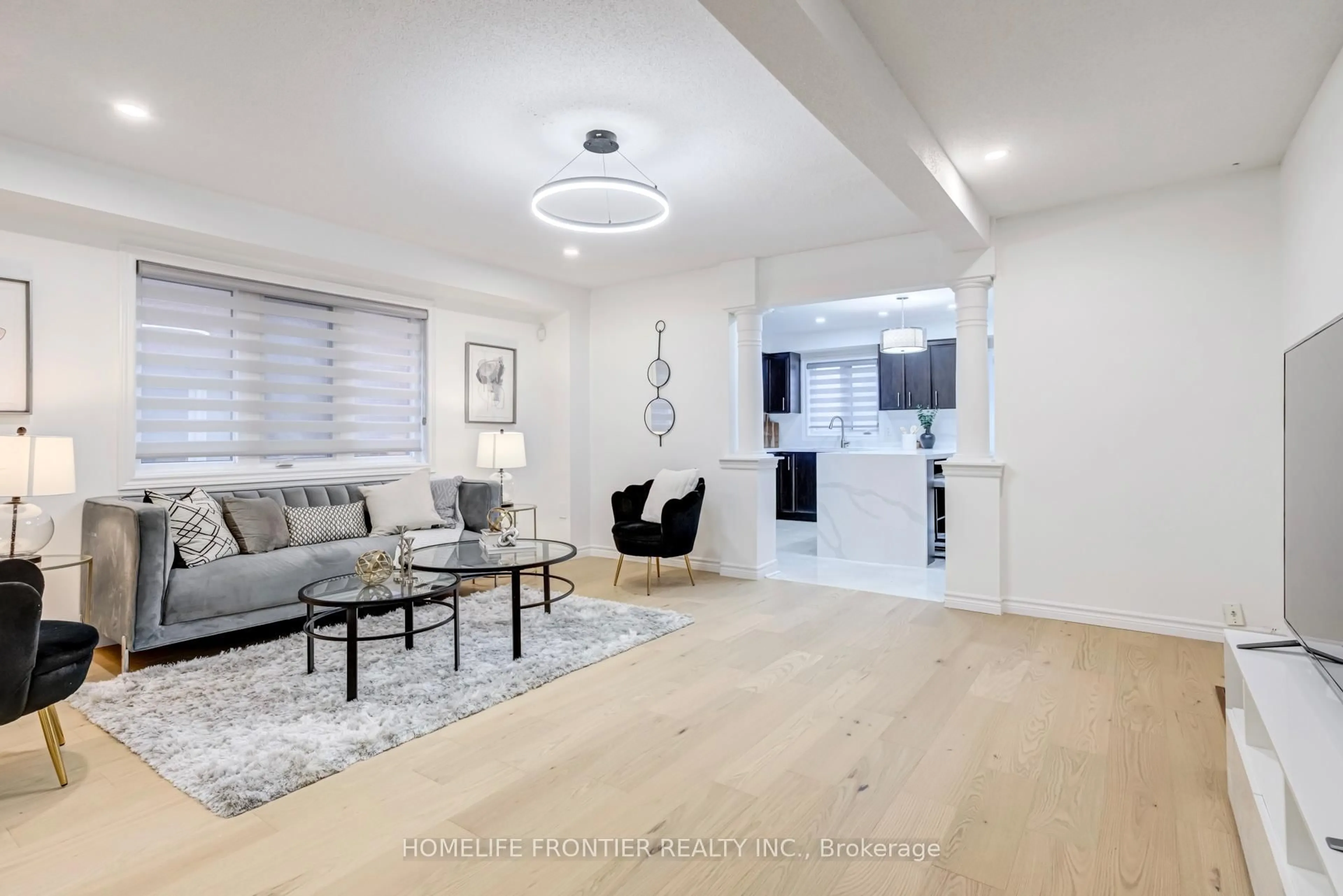 Living room with furniture, unknown for 805 Othello Crt, Mississauga Ontario L5W 1H2