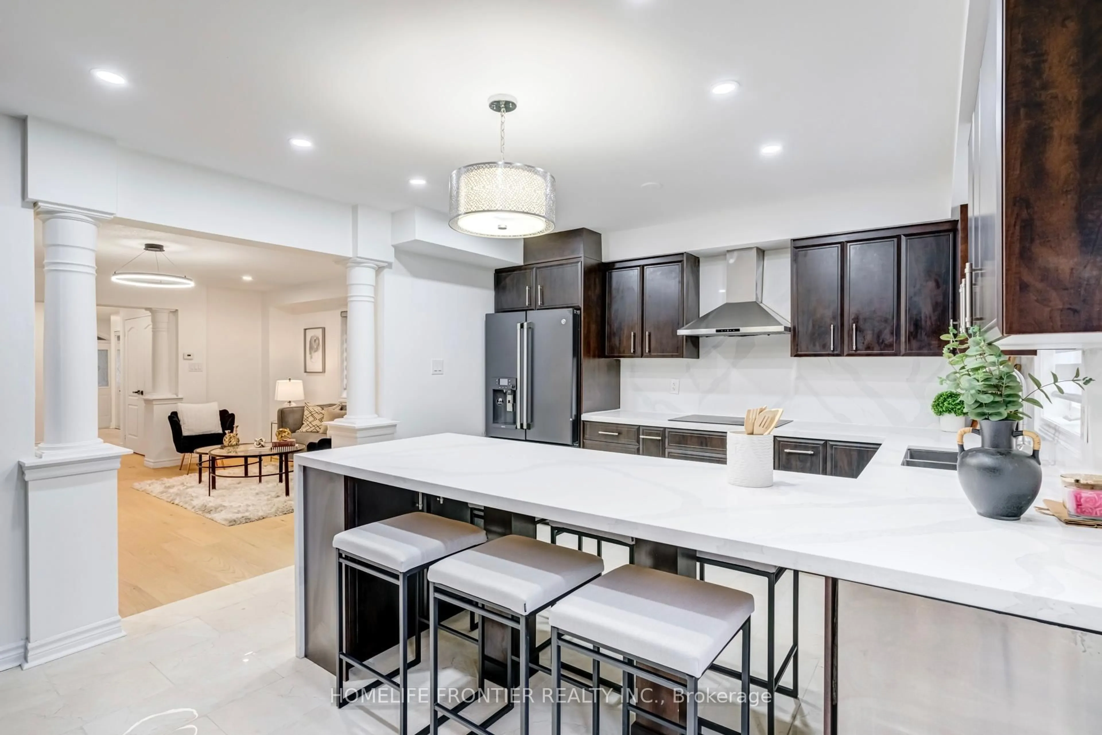 Open concept kitchen, ceramic/tile floor for 805 Othello Crt, Mississauga Ontario L5W 1H2