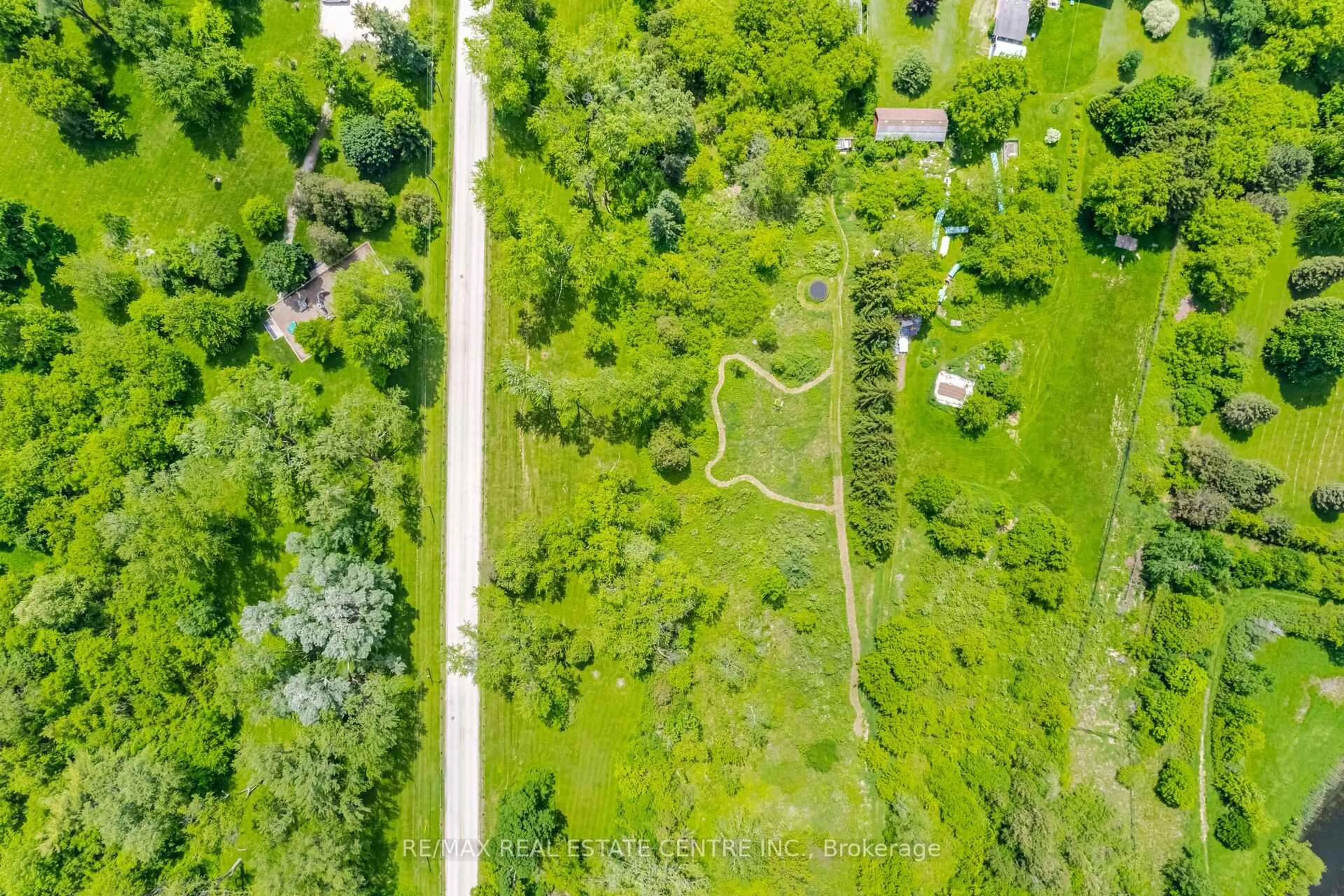 A pic from outside/outdoor area/front of a property/back of a property/a pic from drone, forest/trees view for 174 Victoria St, Brampton Ontario L6Y 0A6