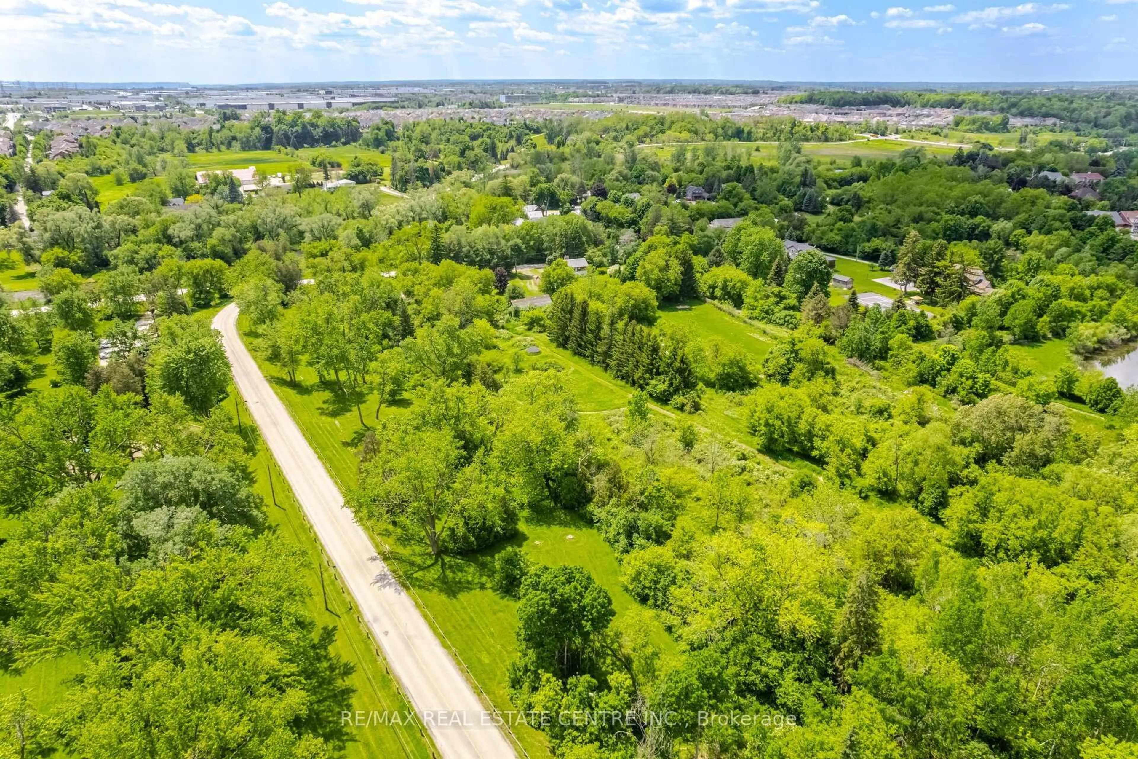 A pic from outside/outdoor area/front of a property/back of a property/a pic from drone, forest/trees view for 174 Victoria St, Brampton Ontario L6Y 0A6