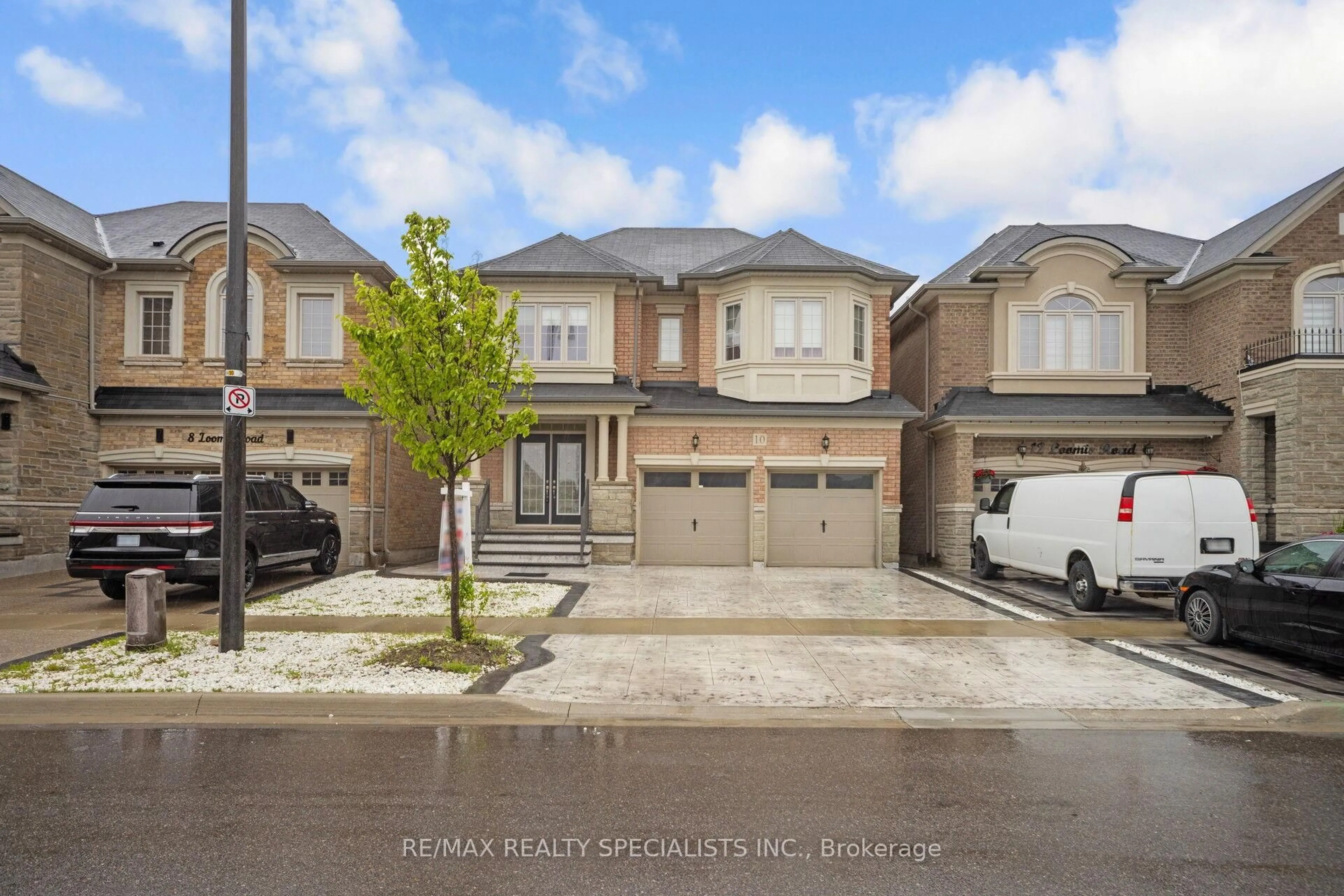 A pic from outside/outdoor area/front of a property/back of a property/a pic from drone, street for 10 Loomis Rd, Brampton Ontario L7A 4X4
