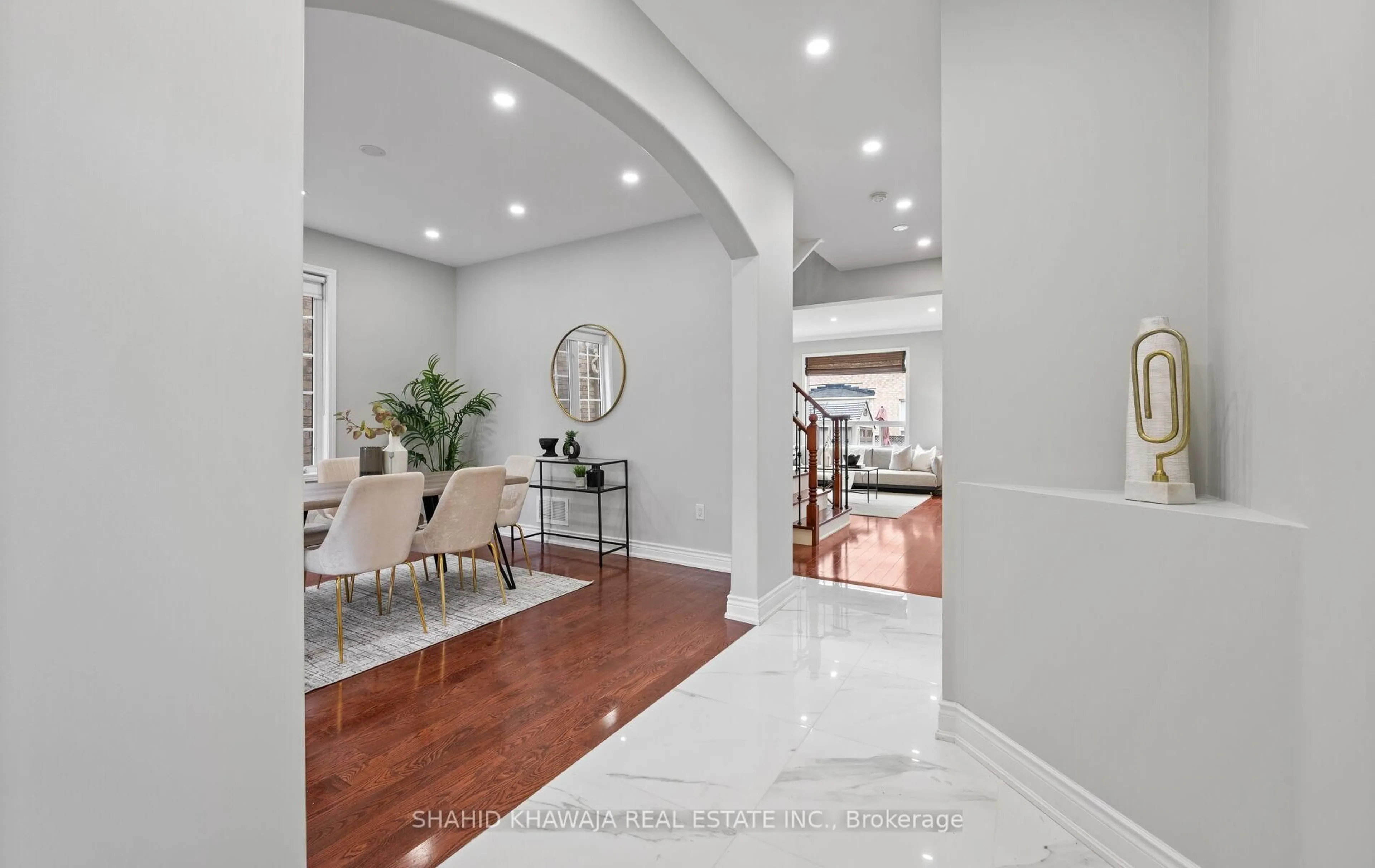 Indoor entryway for 566 Hood Terr, Milton Ontario L9T 0H2