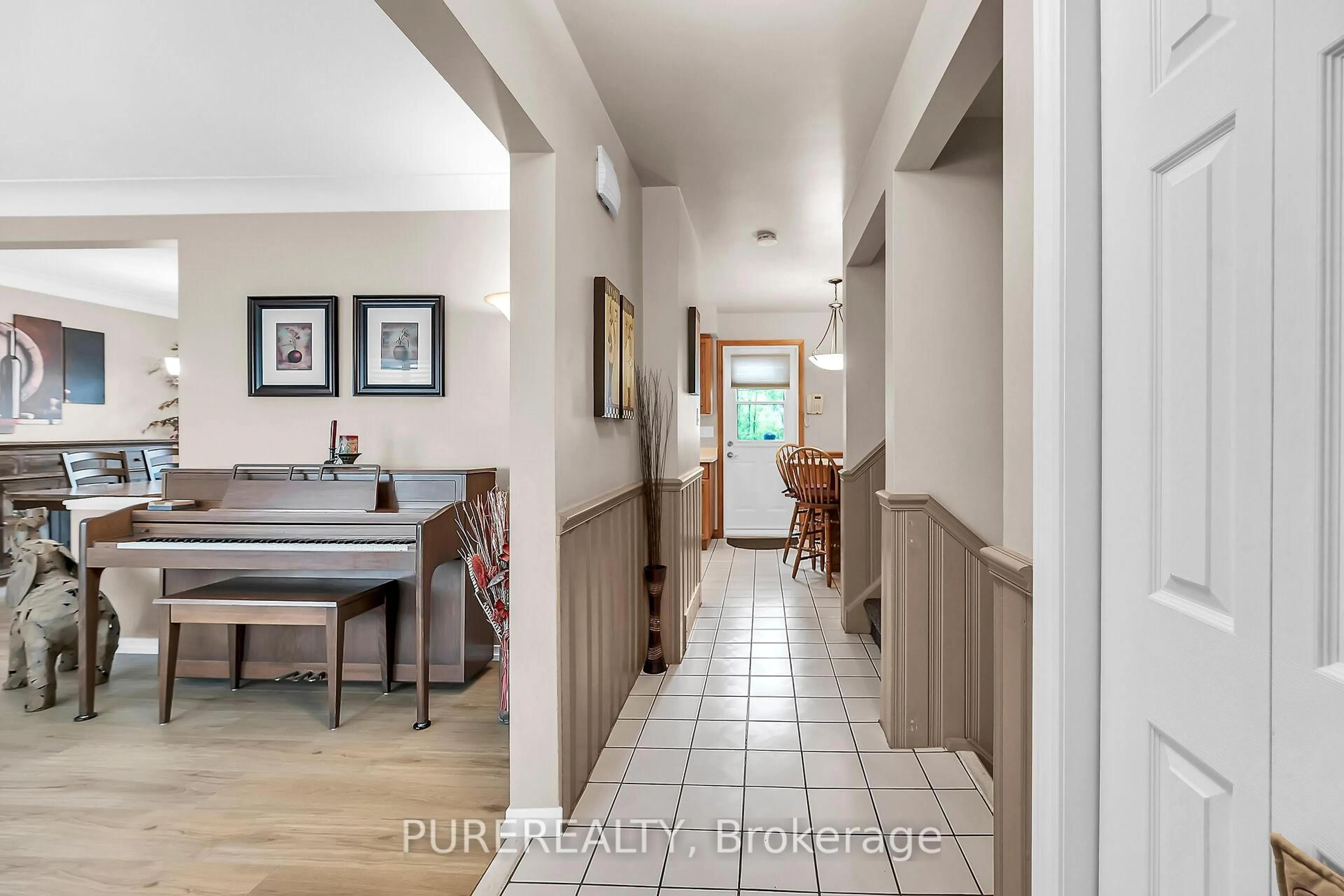 Indoor entryway for 5220 Cherryhill Cres, Burlington Ontario L7L 4C4