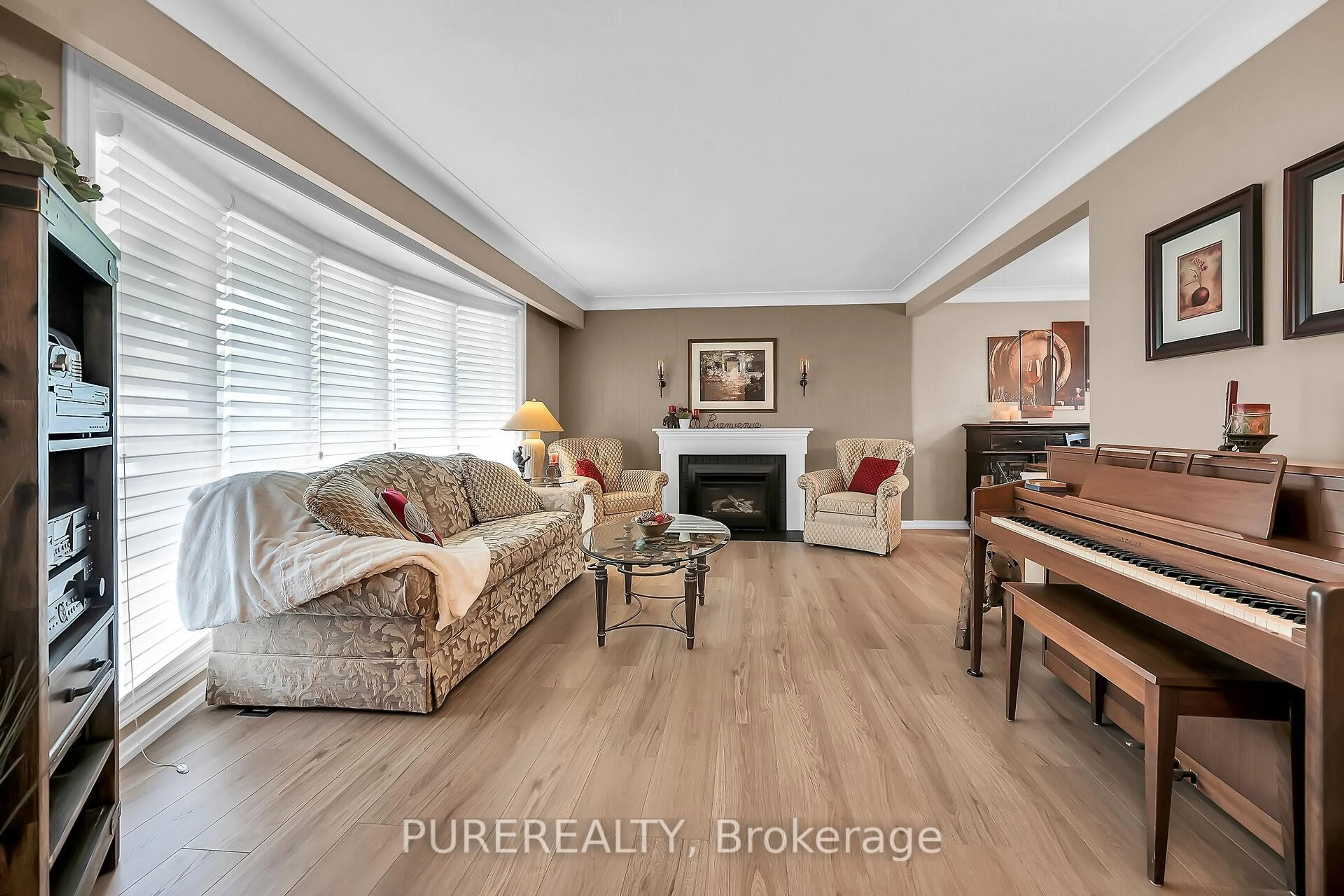 Living room with furniture, unknown for 5220 Cherryhill Cres, Burlington Ontario L7L 4C4