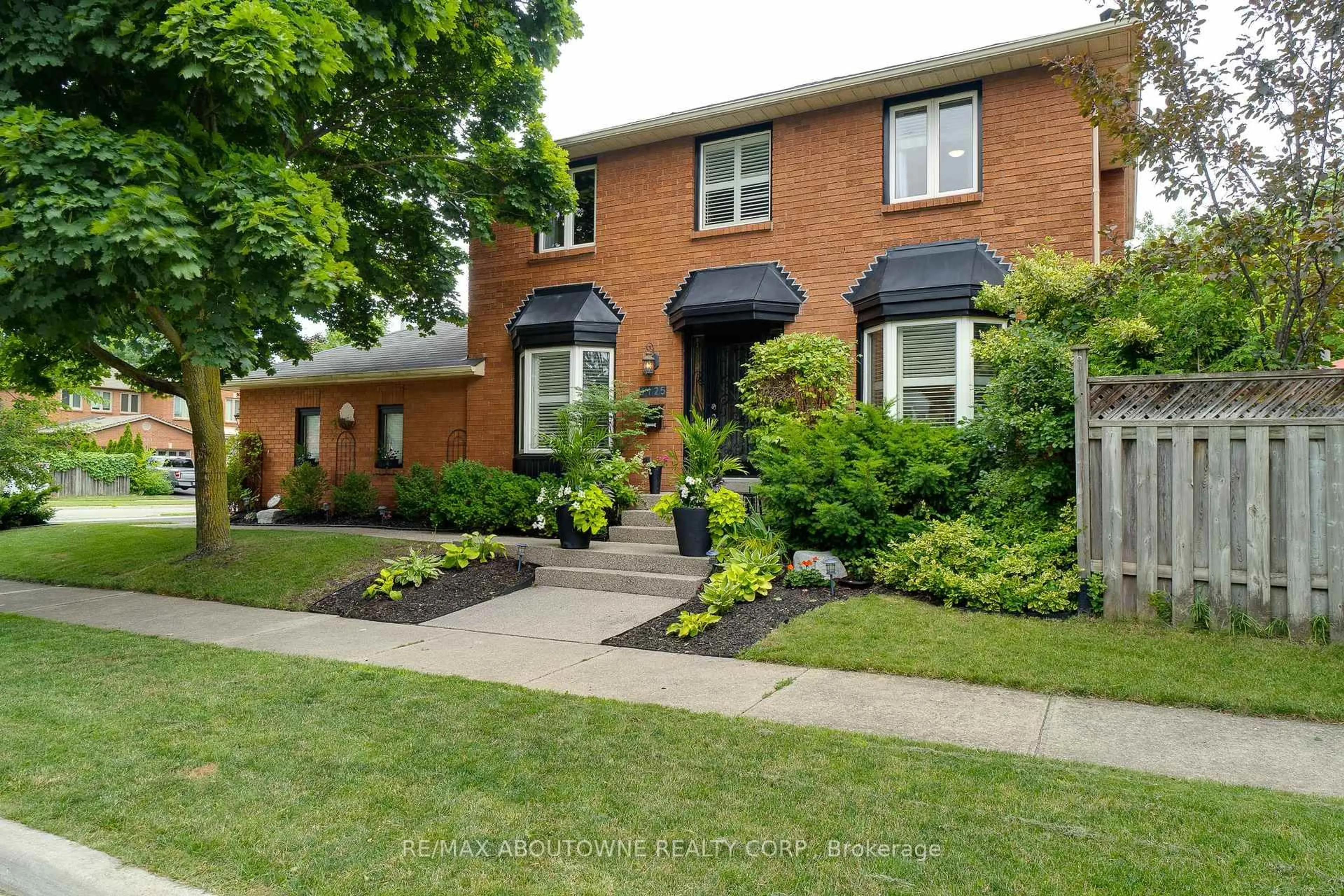 Home with brick exterior material, street for 1125 GRANDEUR Cres, Oakville Ontario L6H 4B2