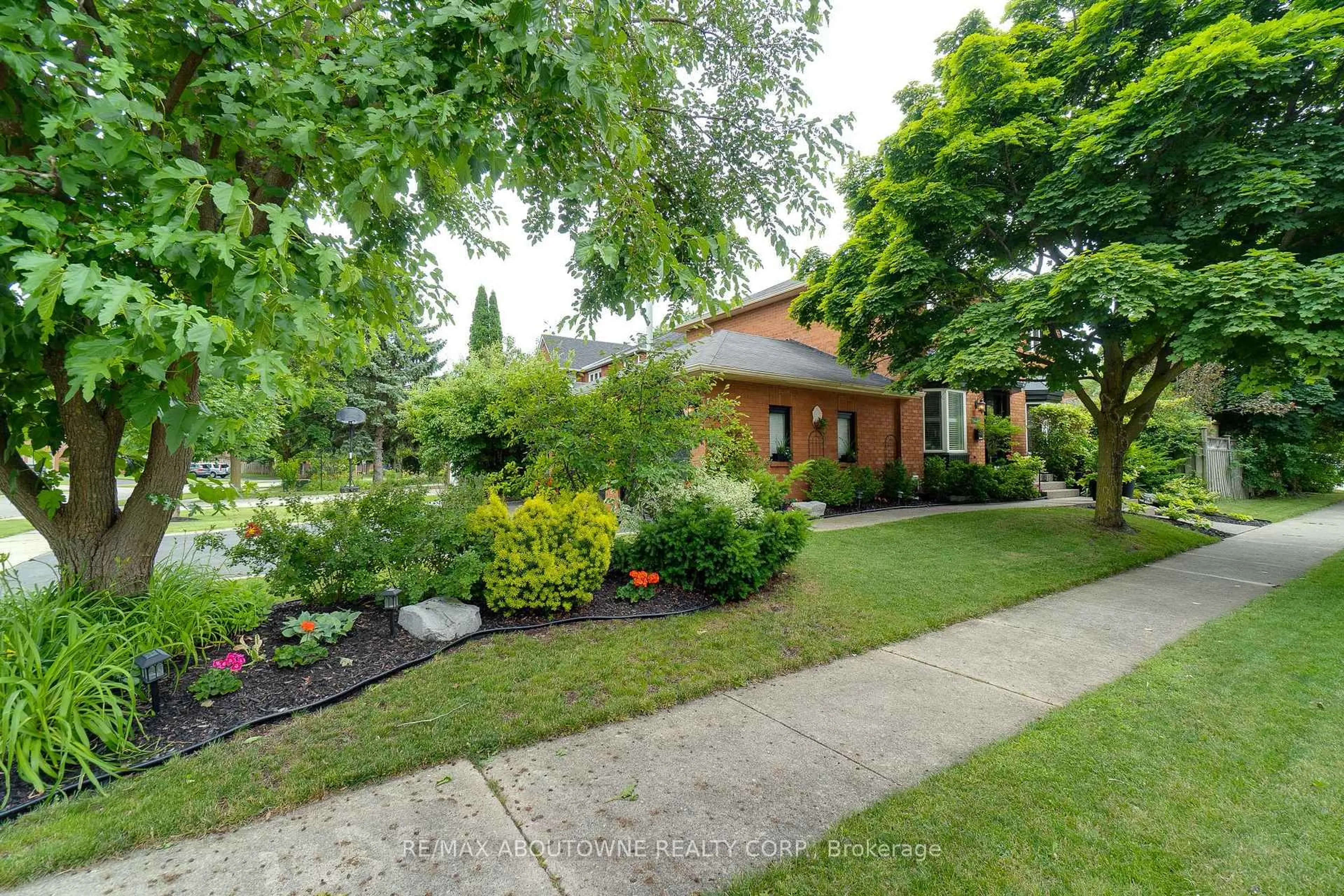 A pic from outside/outdoor area/front of a property/back of a property/a pic from drone, street for 1125 GRANDEUR Cres, Oakville Ontario L6H 4B2