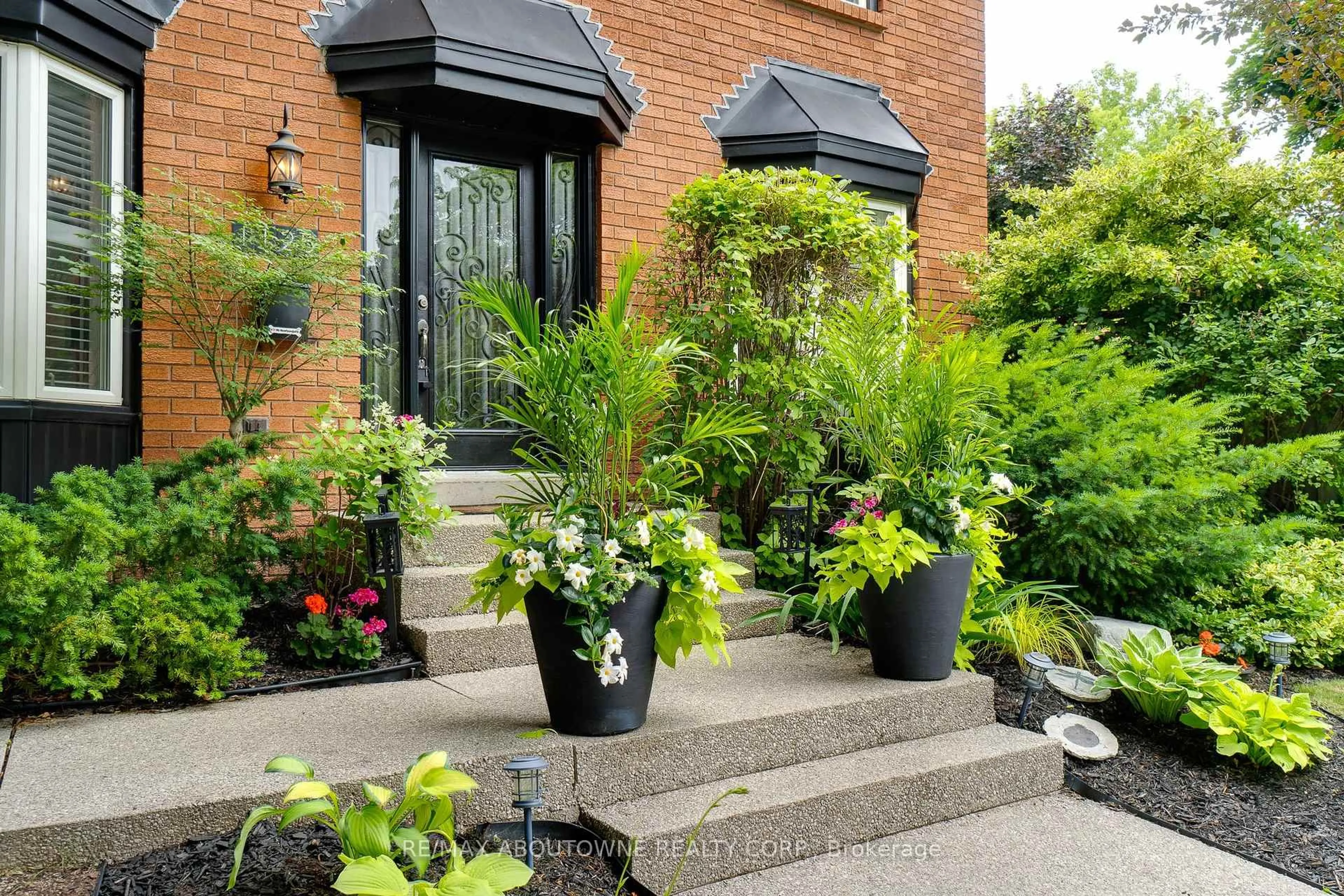 Unknown for 1125 GRANDEUR Cres, Oakville Ontario L6H 4B2
