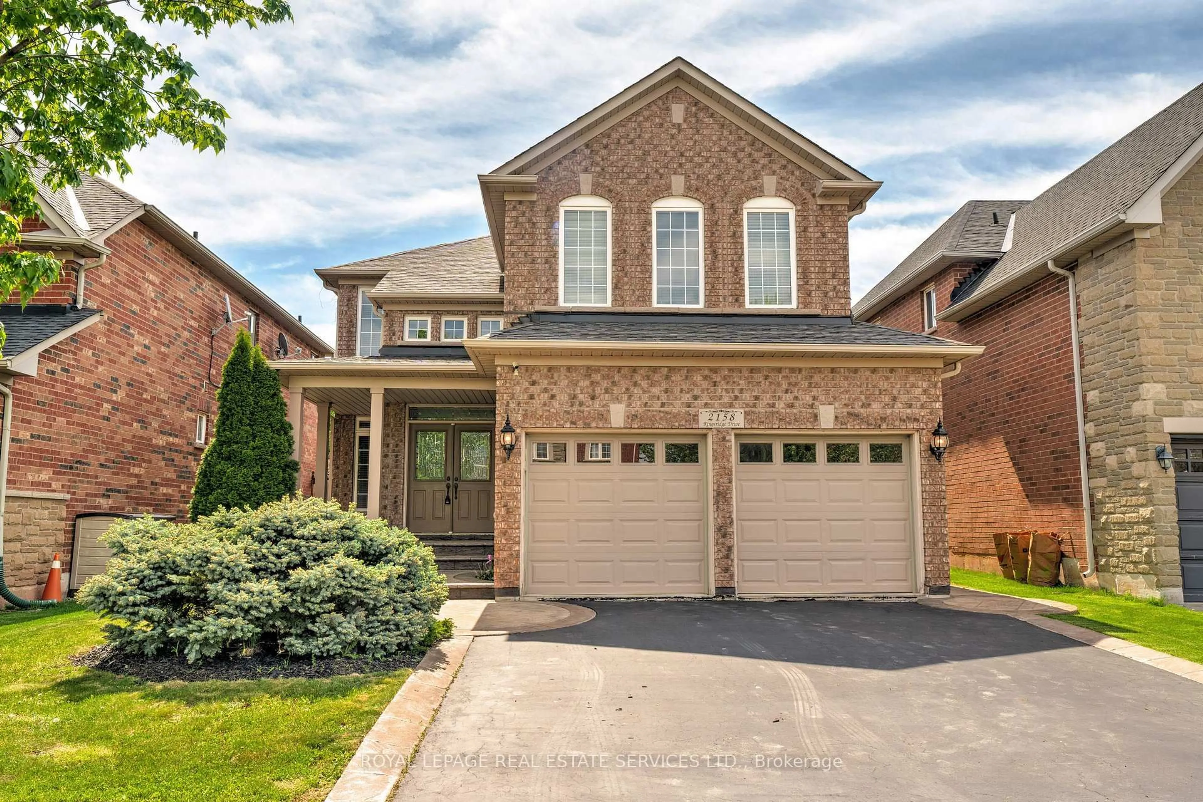 Home with brick exterior material, street for 2158 Kingsridge Dr, Oakville Ontario L6M 4Z2