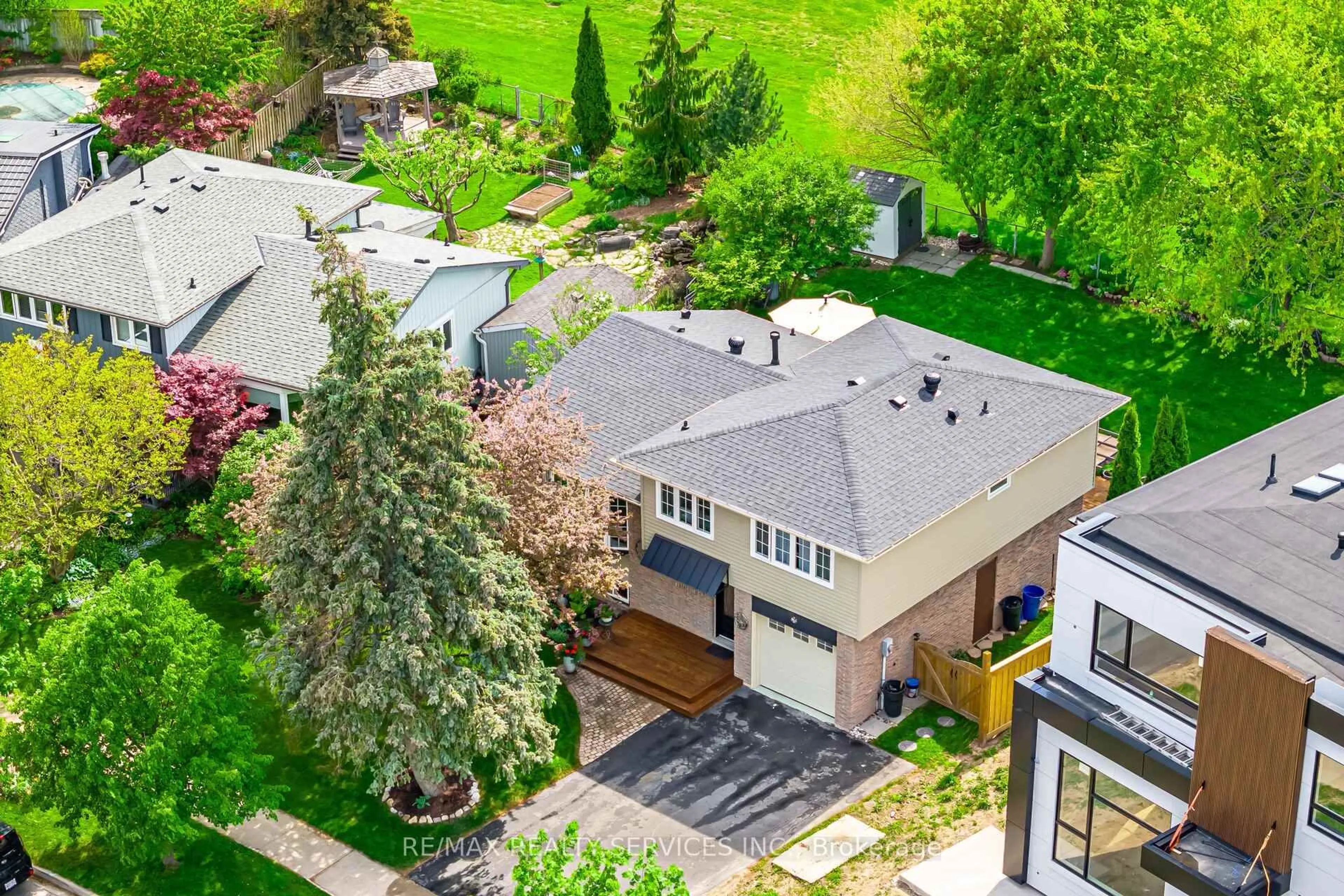 A pic from outside/outdoor area/front of a property/back of a property/a pic from drone, street for 863 MAPLE Ave, Milton Ontario L9T 3N3