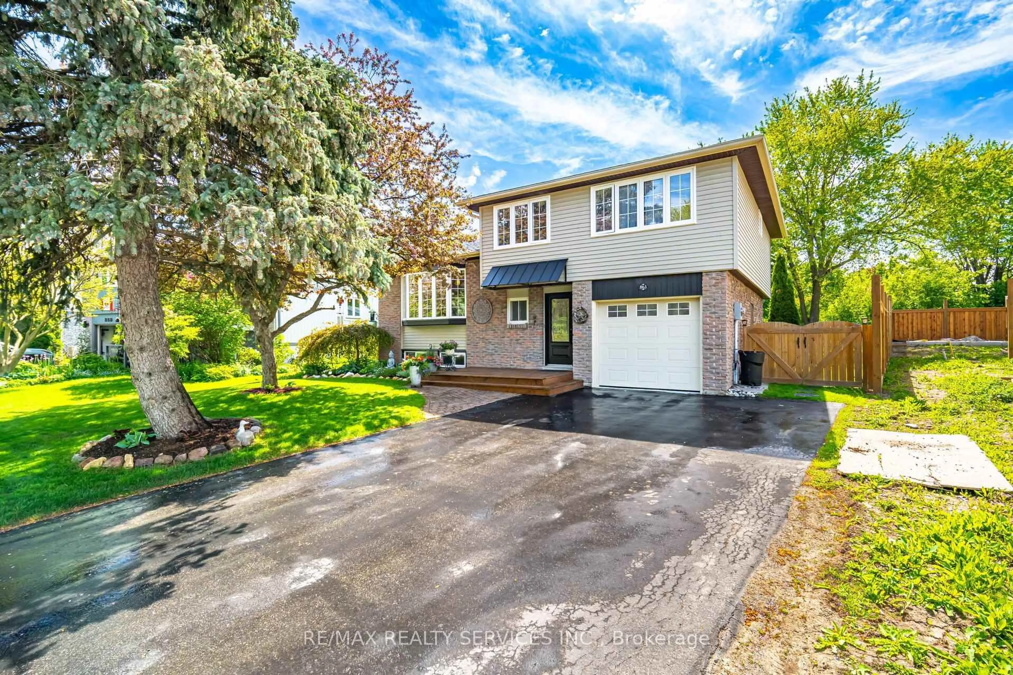 Home with vinyl exterior material, street for 863 MAPLE Ave, Milton Ontario L9T 3N3
