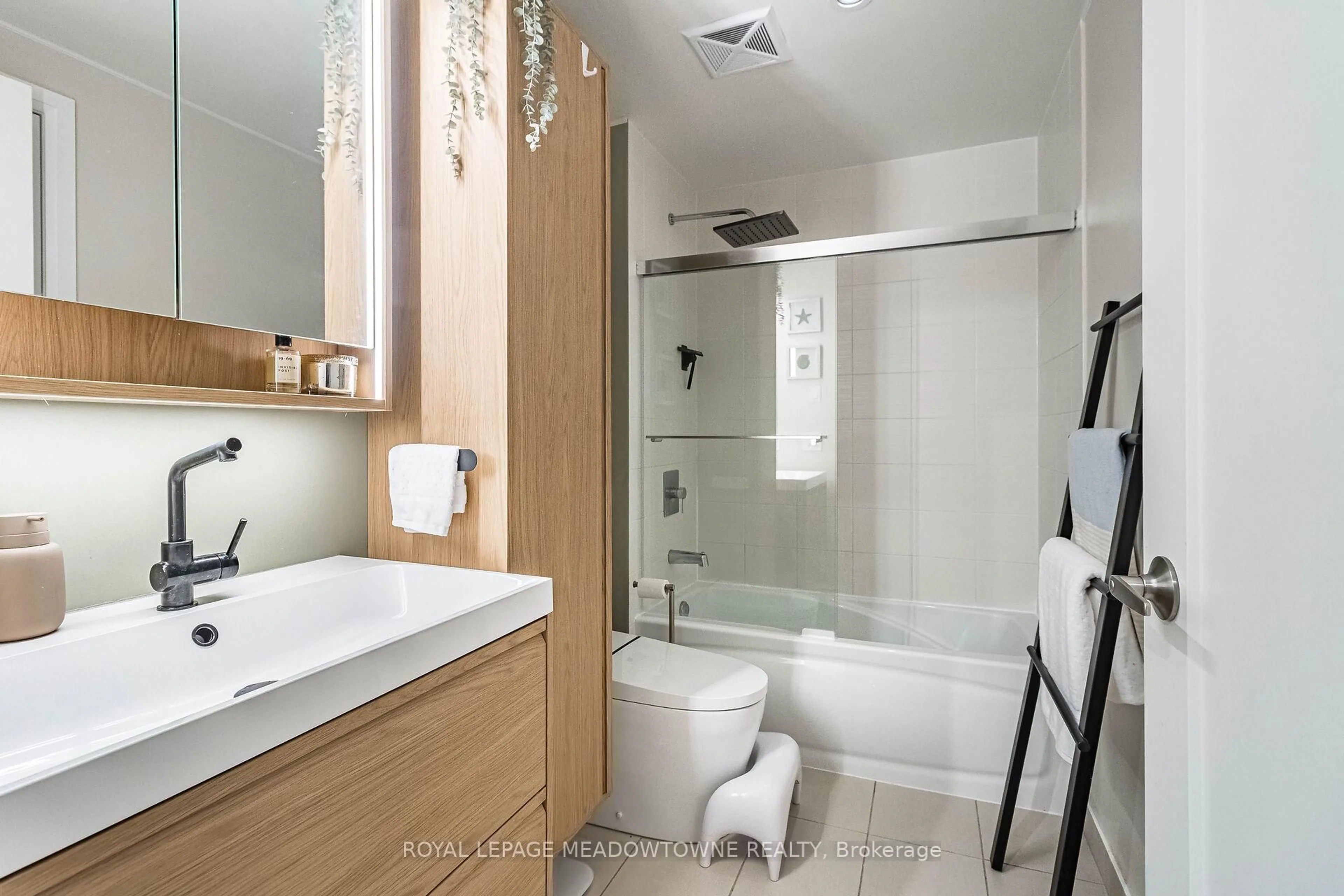 Standard bathroom, ceramic/tile floor for 110 Marine Parade Dr #606, Toronto Ontario M8V 0B6