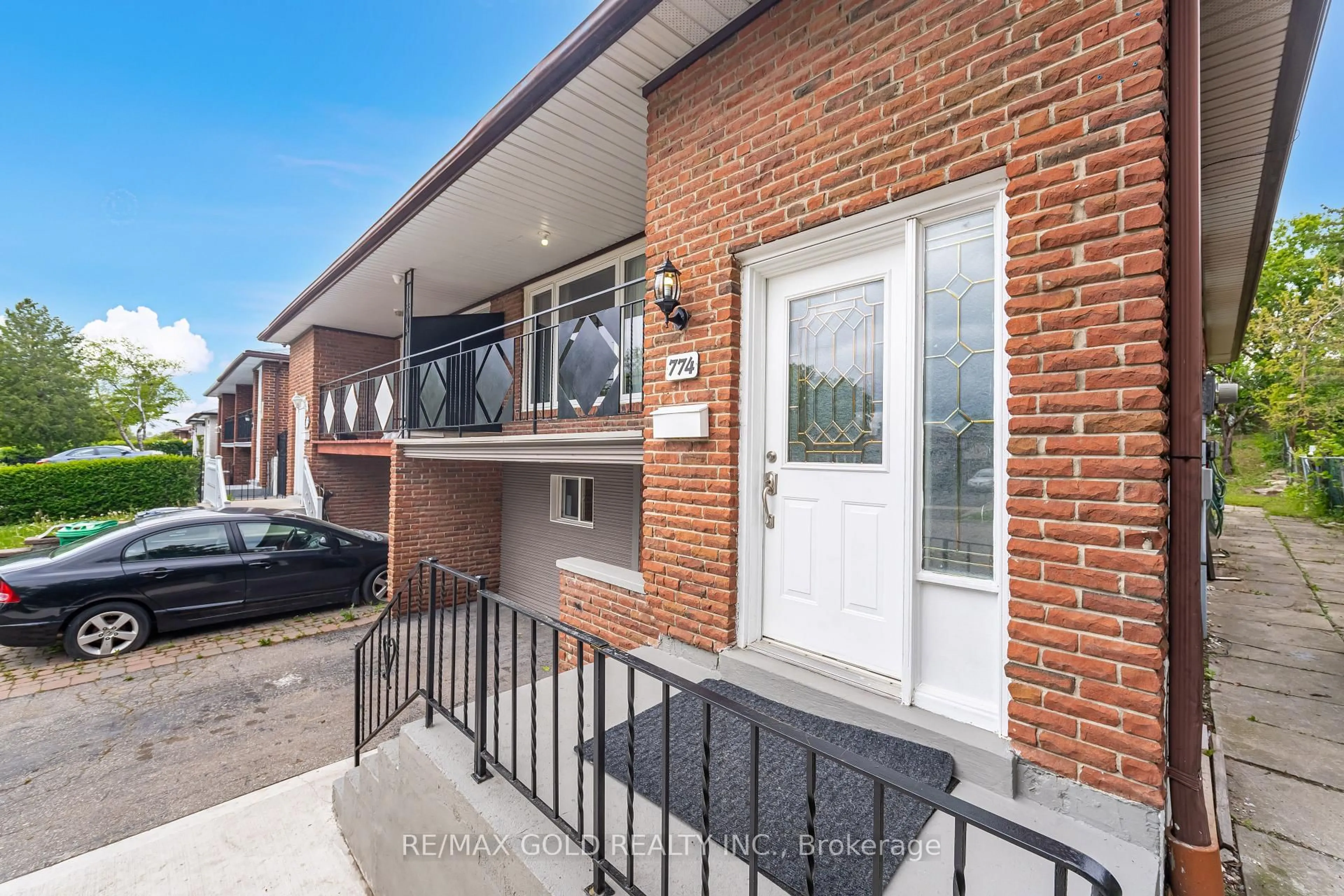Home with brick exterior material, street for 774 EAGLEMOUNT Cres, Mississauga Ontario L5C 1N9