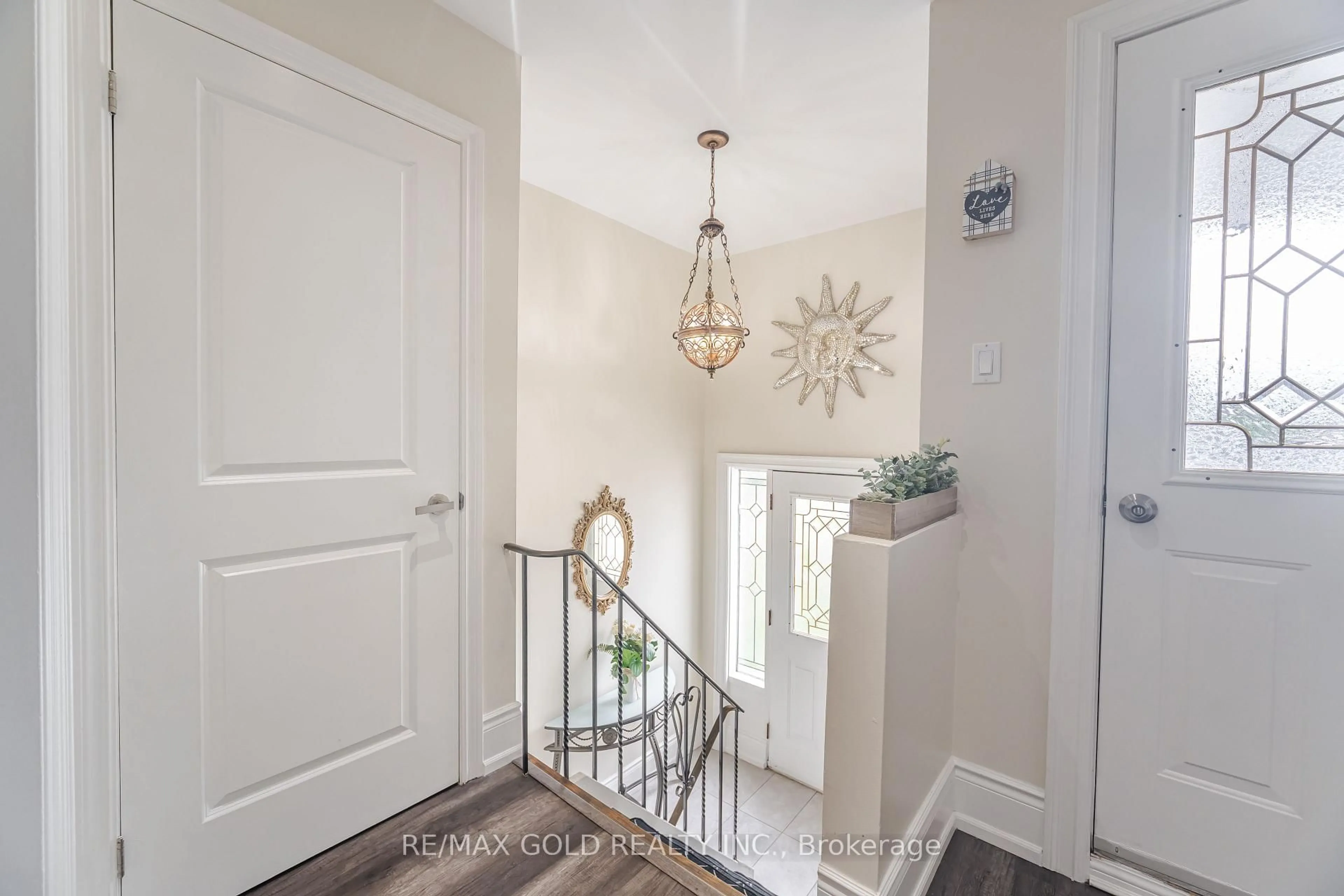 Indoor entryway for 774 EAGLEMOUNT Cres, Mississauga Ontario L5C 1N9