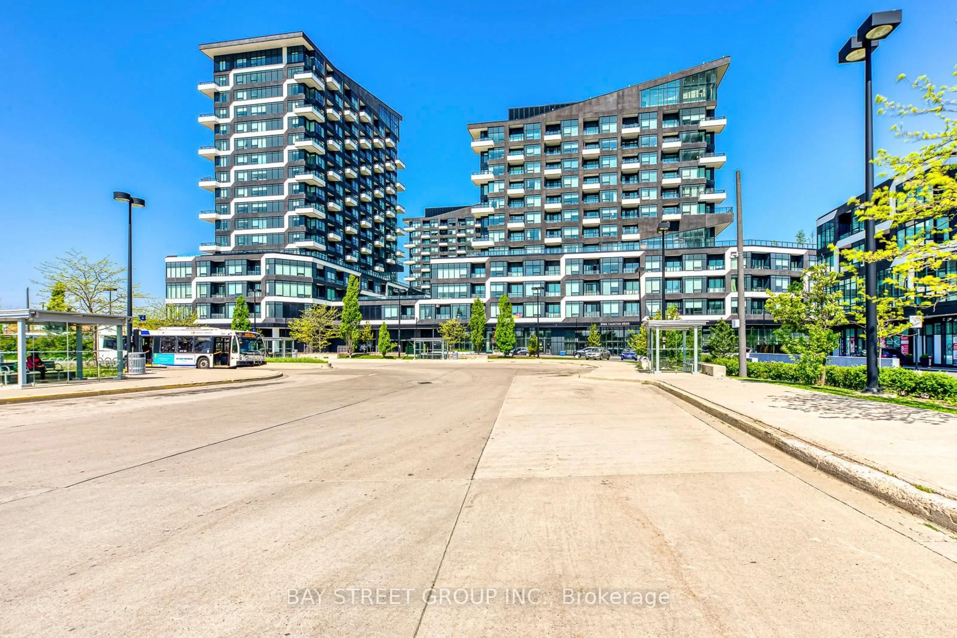 A pic from outside/outdoor area/front of a property/back of a property/a pic from drone, unknown for 2485 Taunton Rd #722, Oakville Ontario L6H 3R8