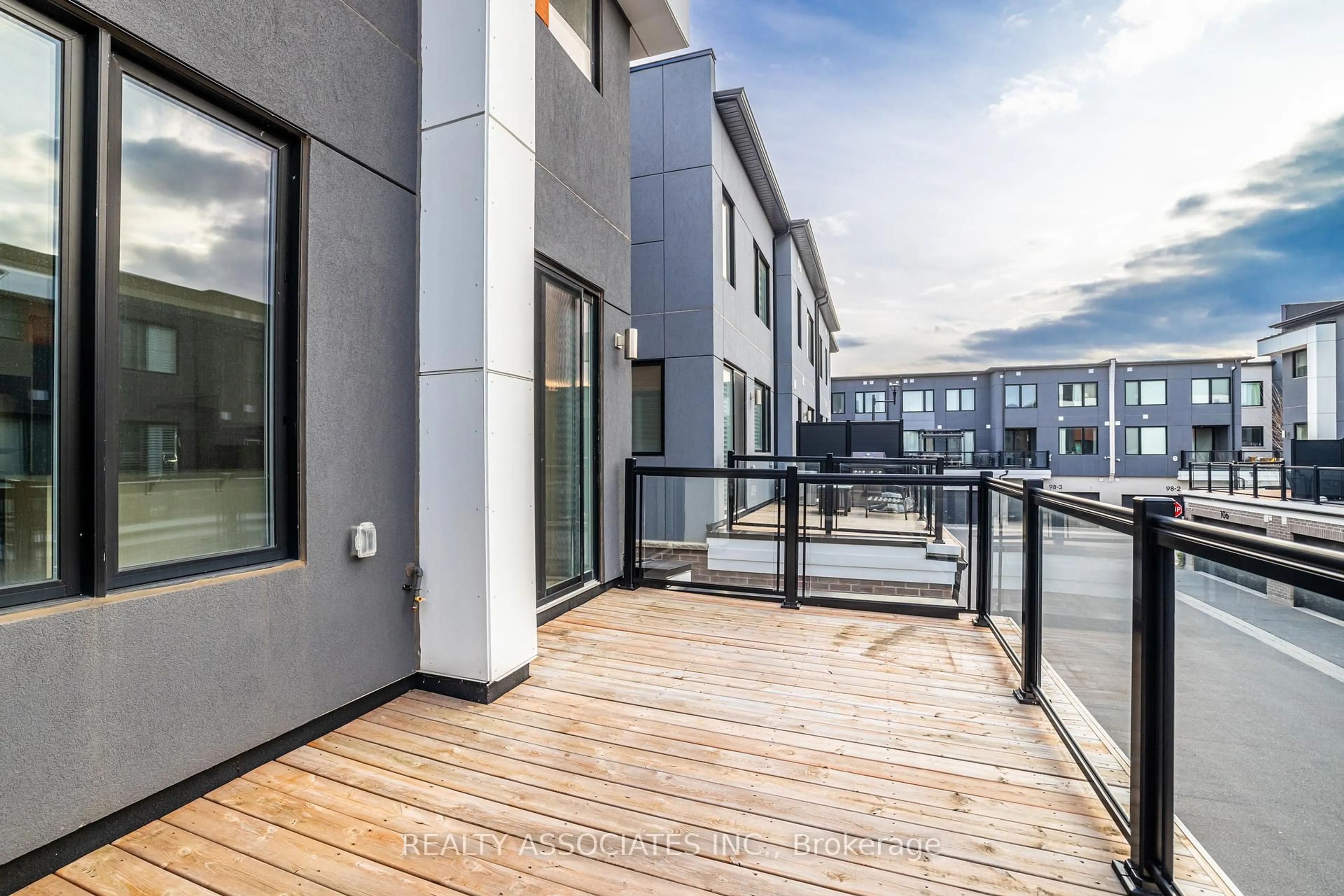 Patio, unknown for 133 Grovewood Common, Oakville Ontario L6H 0X5