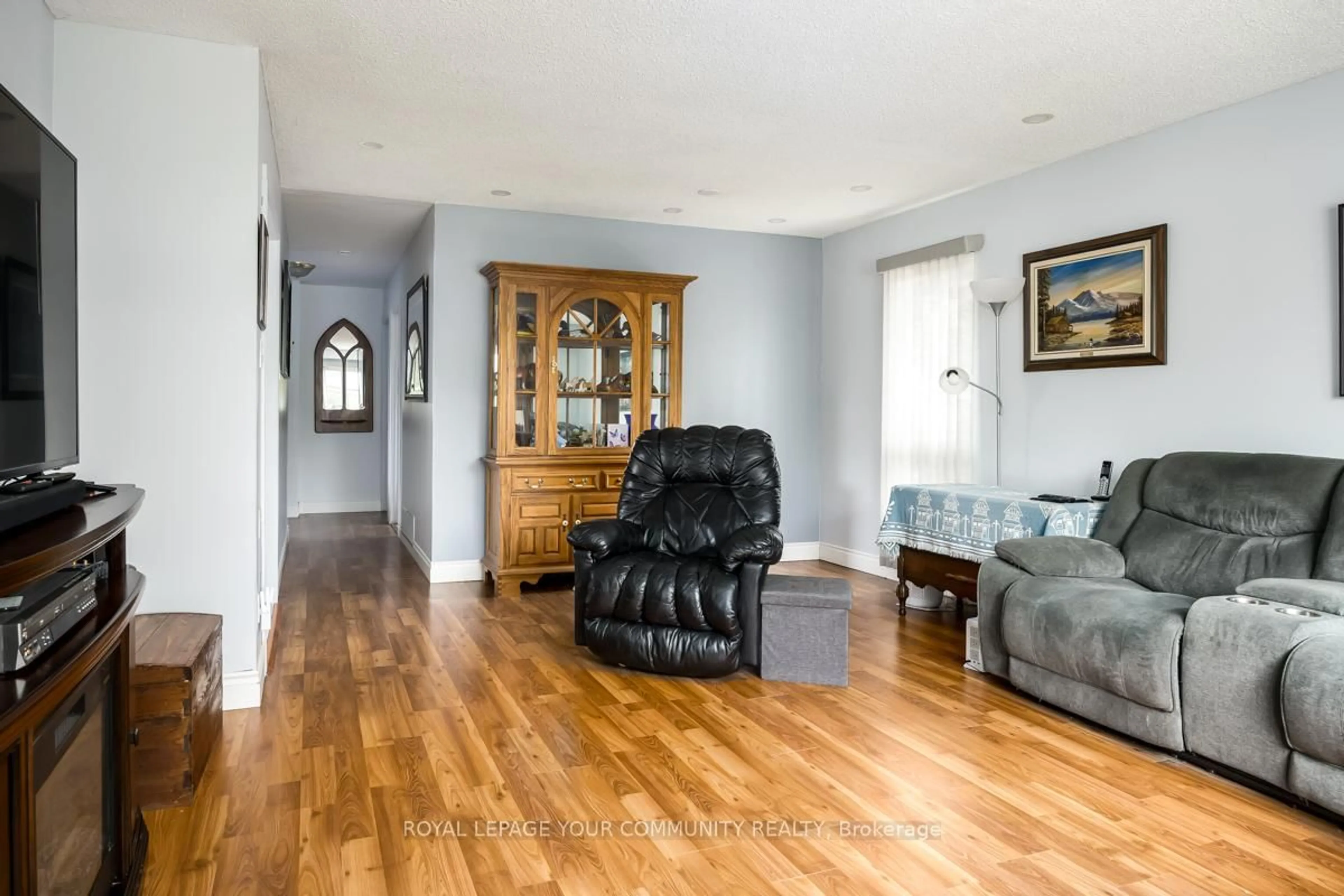 Living room with furniture, wood/laminate floor for 16 Midhurst Dr, Toronto Ontario M9V 1Z7