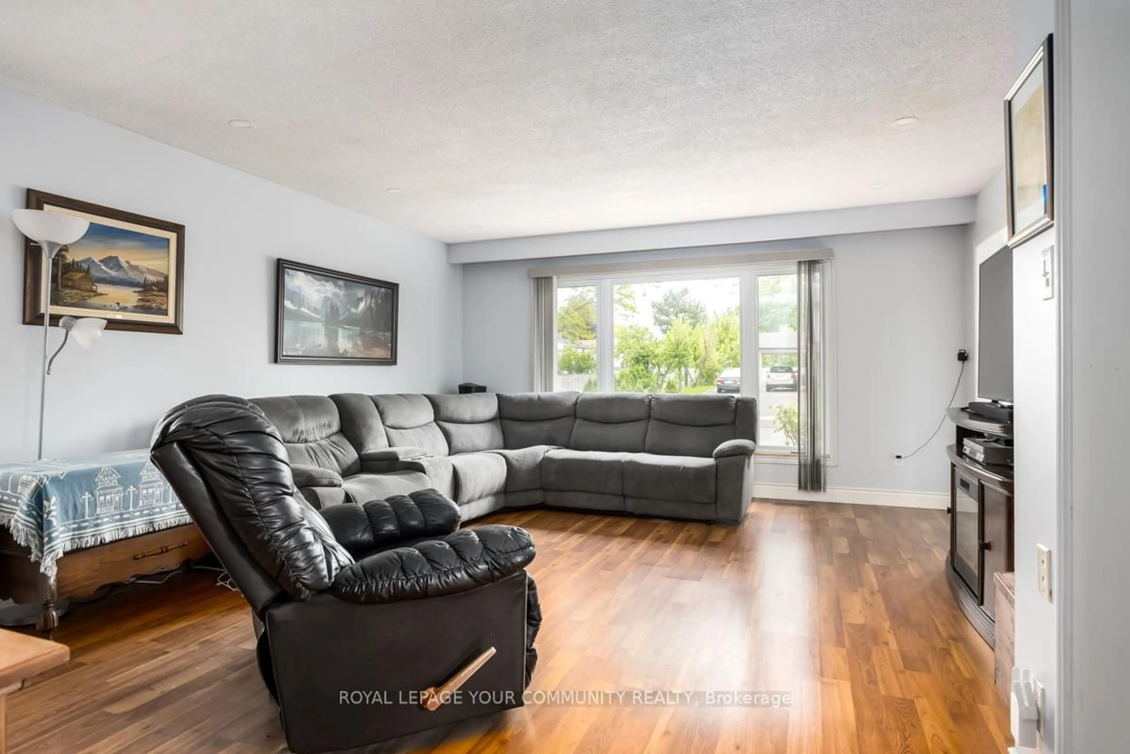 Living room with furniture, unknown for 16 Midhurst Dr, Toronto Ontario M9V 1Z7