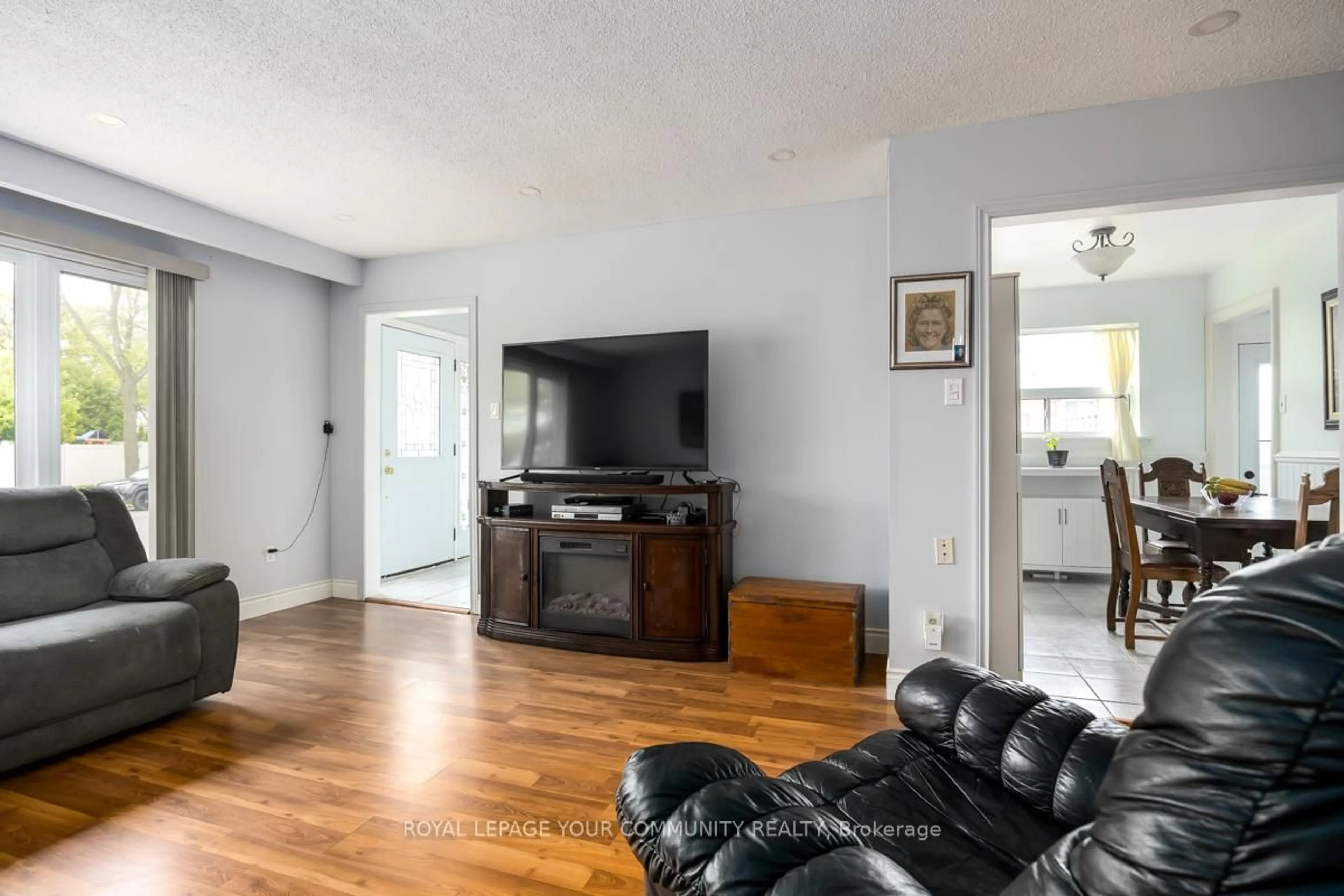 Living room with furniture, unknown for 16 Midhurst Dr, Toronto Ontario M9V 1Z7