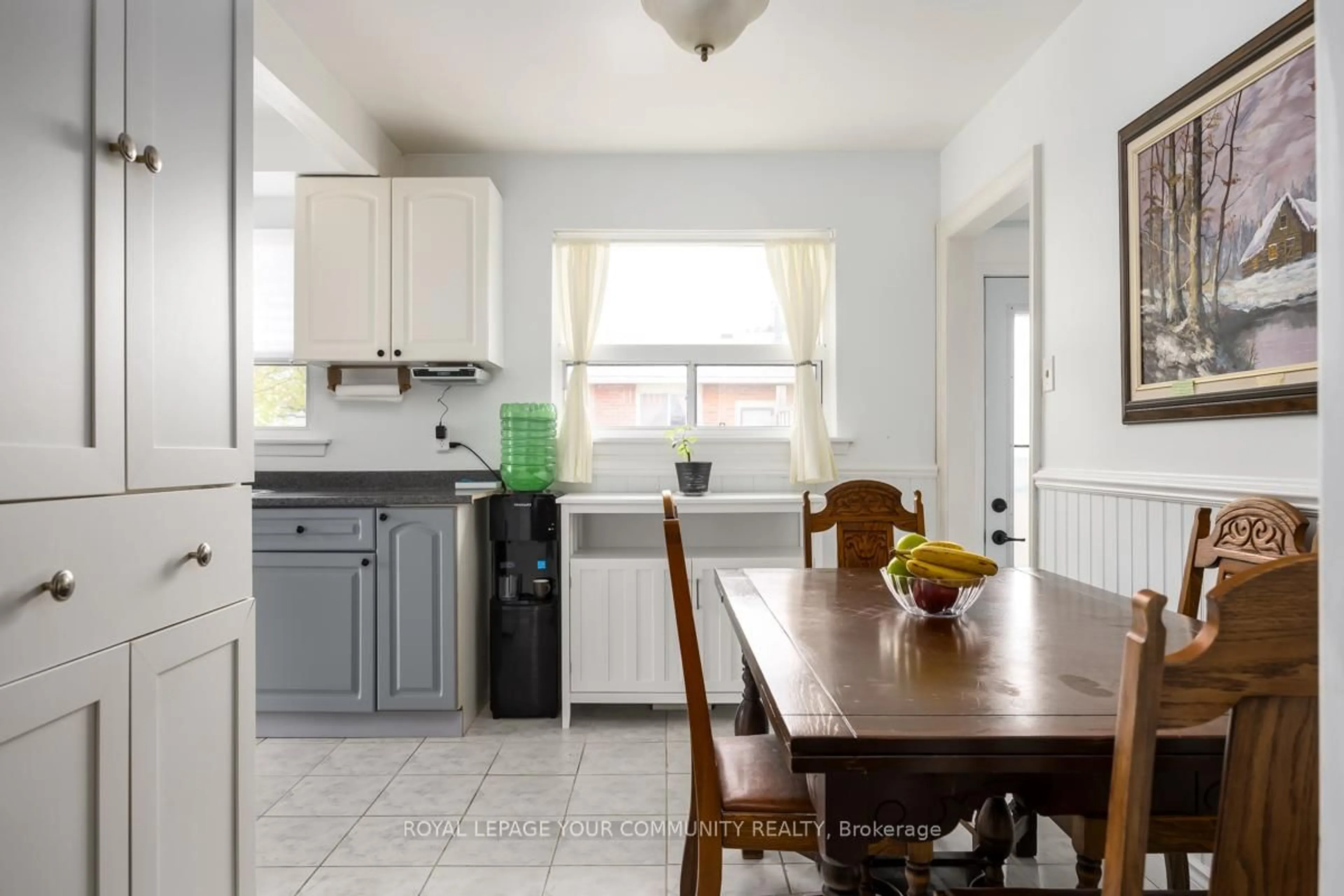 Standard kitchen, ceramic/tile floor for 16 Midhurst Dr, Toronto Ontario M9V 1Z7