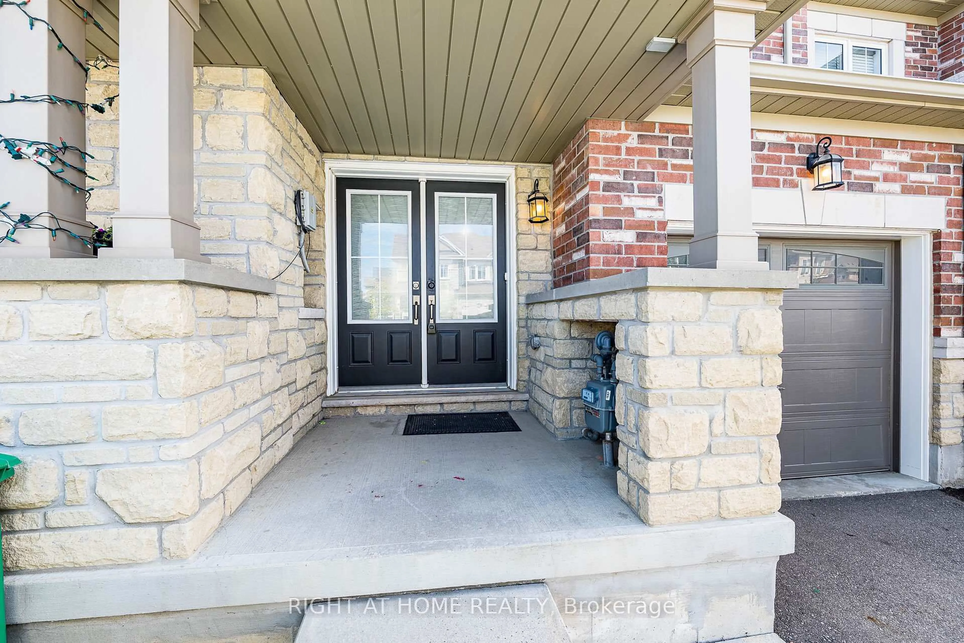 Indoor entryway for 12 Edsel Rd, Brampton Ontario L7A 4K6