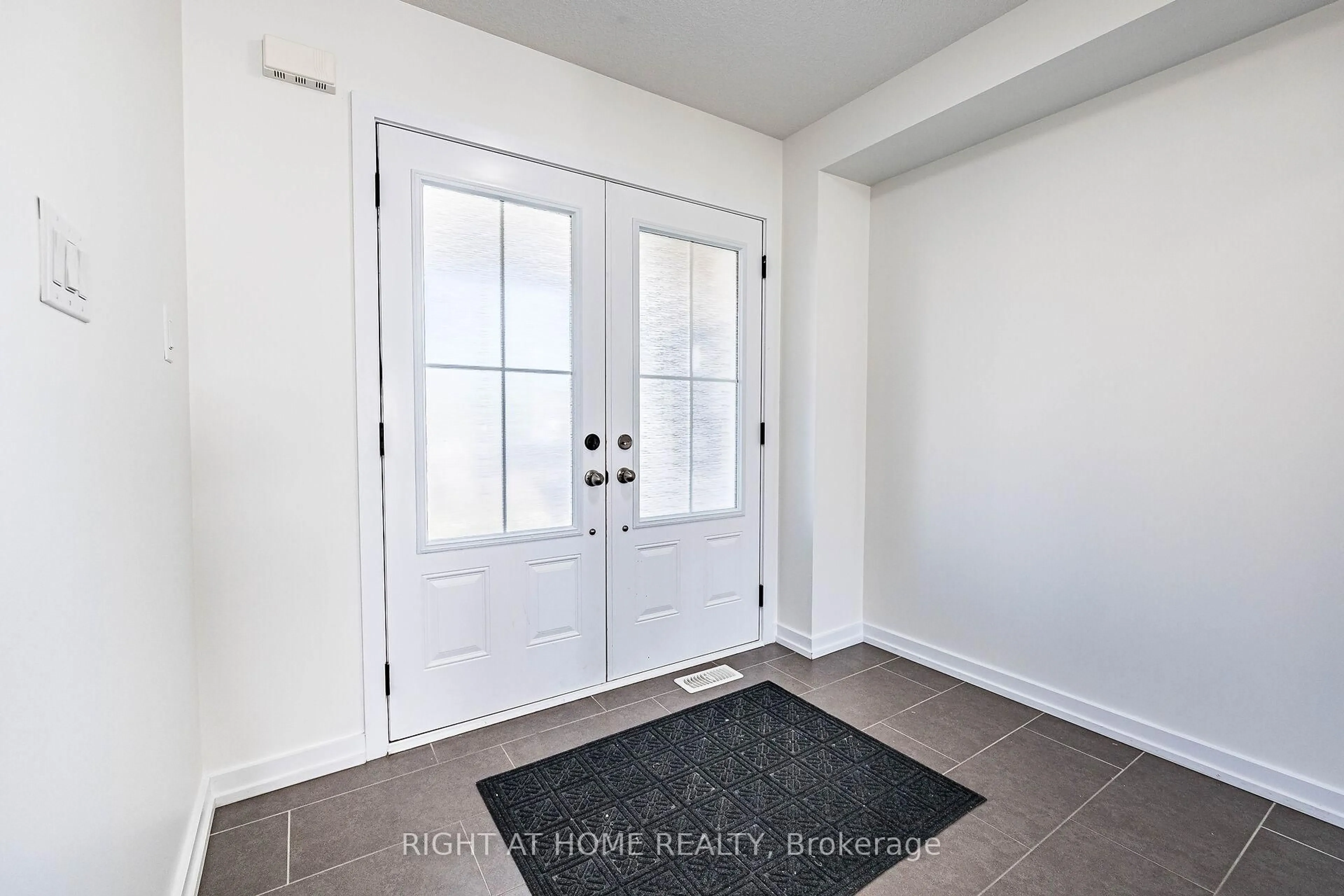 Indoor entryway for 12 Edsel Rd, Brampton Ontario L7A 4K6