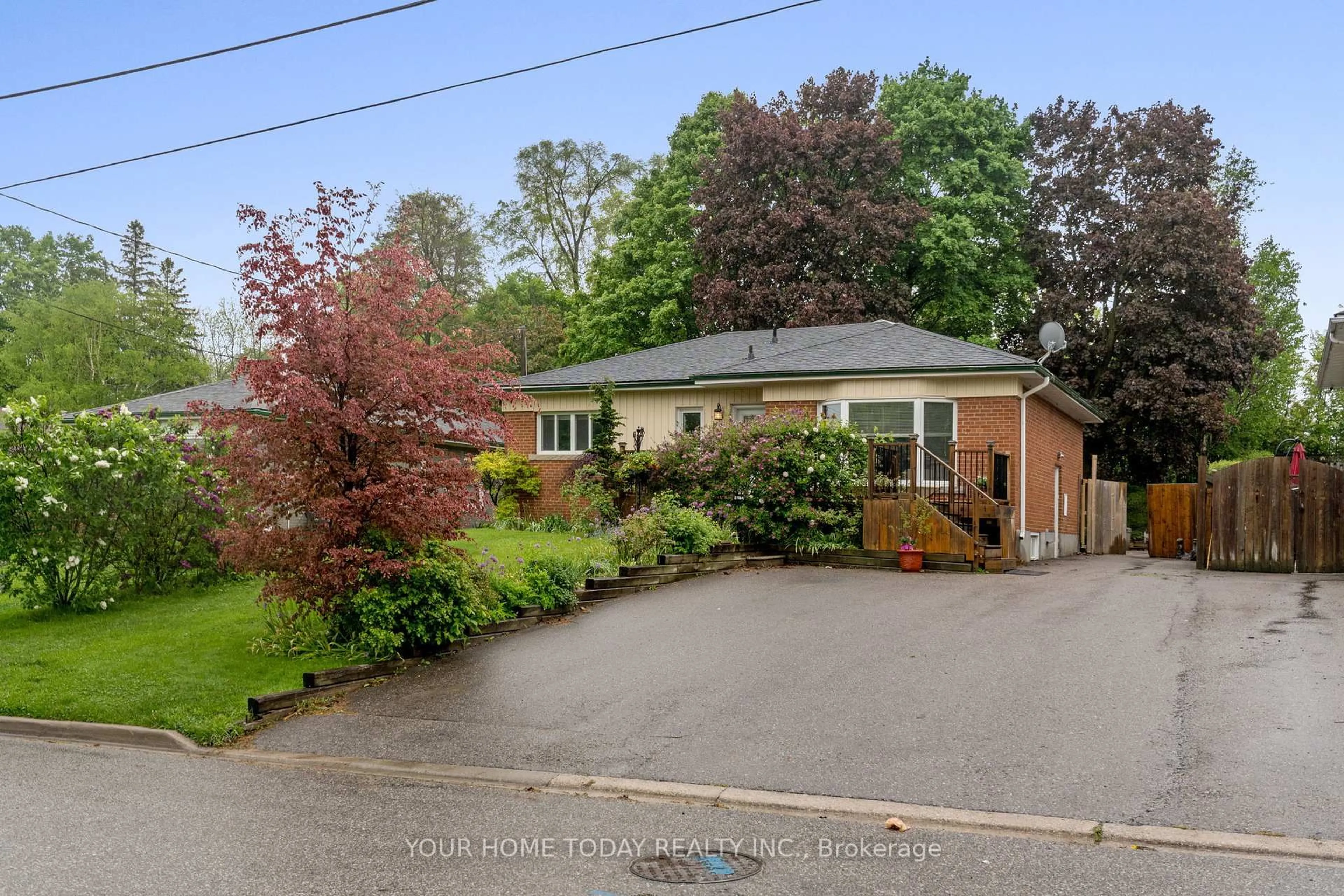 A pic from outside/outdoor area/front of a property/back of a property/a pic from drone, street for 34 Hewson Cres, Halton Hills Ontario L7G 2N9