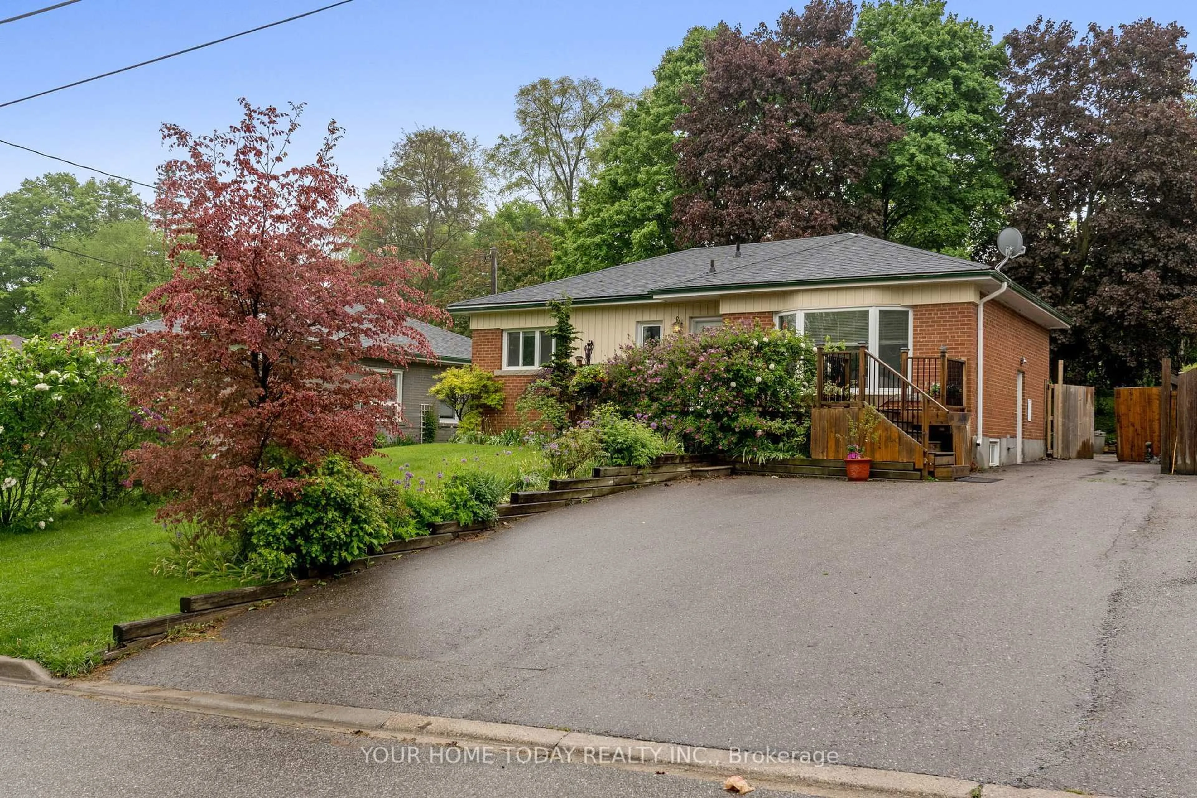 A pic from outside/outdoor area/front of a property/back of a property/a pic from drone, street for 34 Hewson Cres, Halton Hills Ontario L7G 2N9