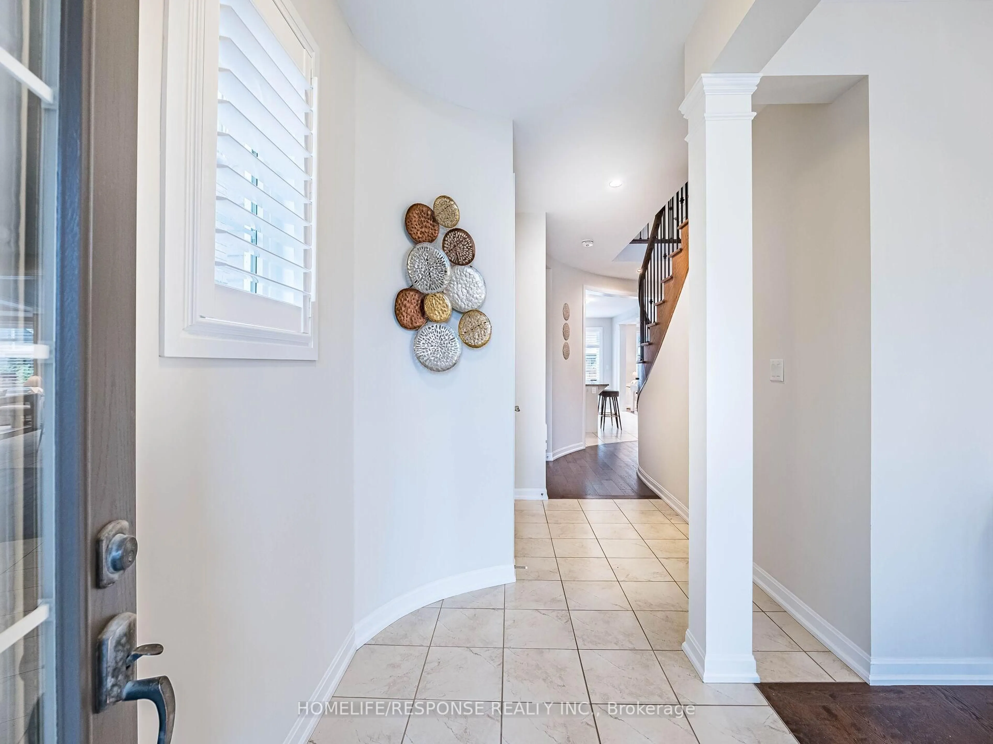 Indoor entryway for 115 BEAVERIDGE Ave, Oakville Ontario L6H 0M6