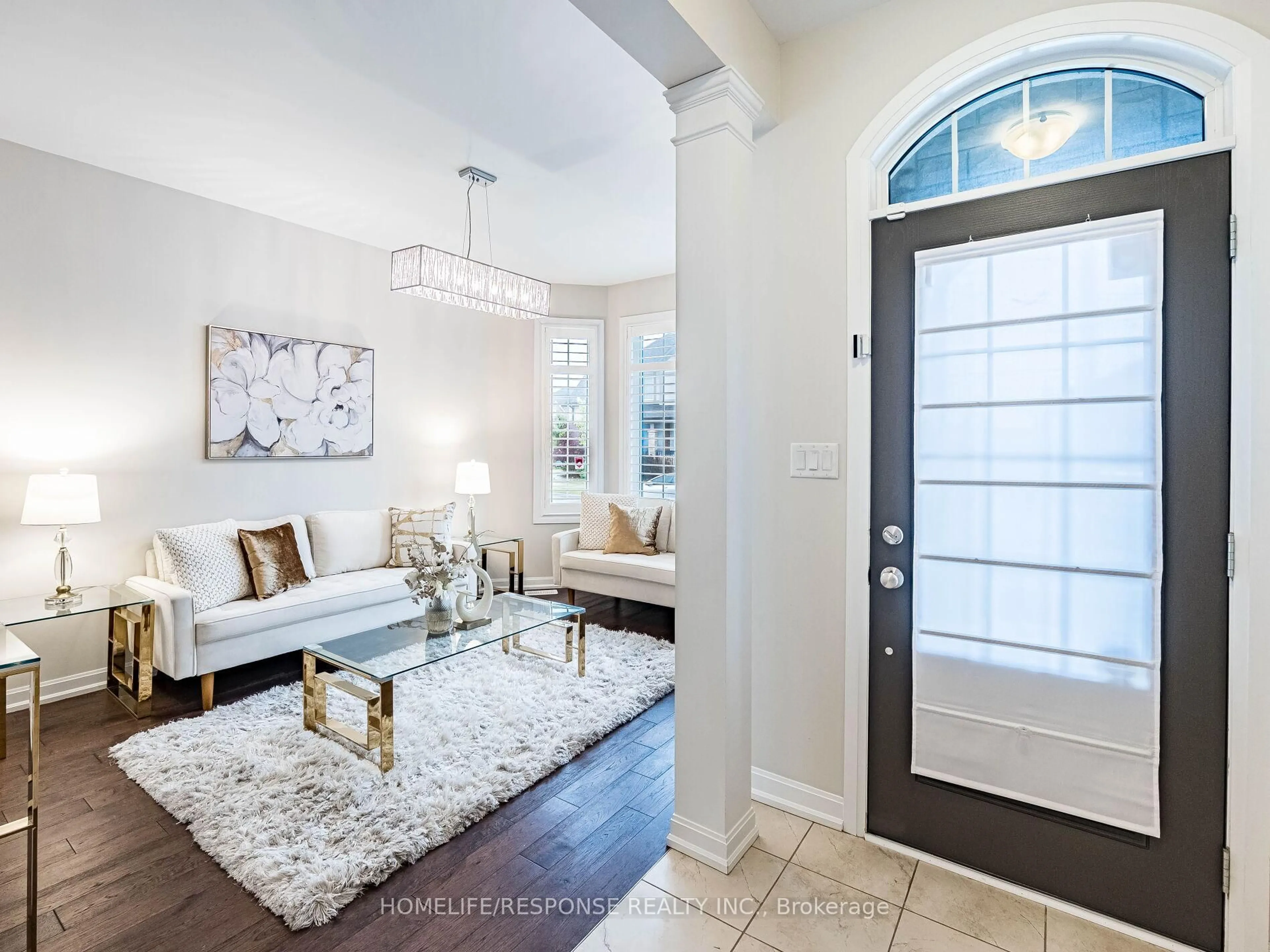 Indoor entryway for 115 BEAVERIDGE Ave, Oakville Ontario L6H 0M6