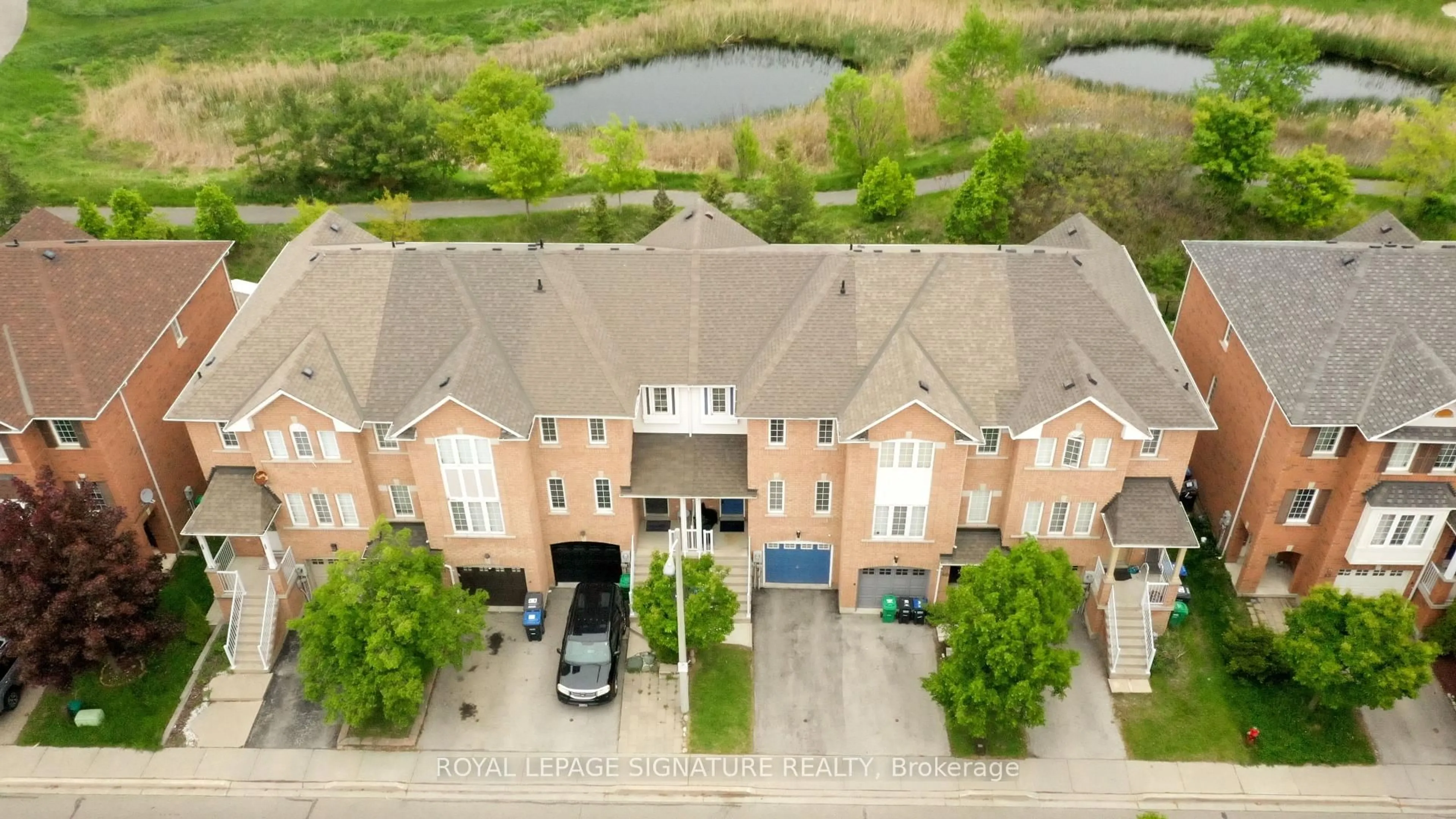 A pic from outside/outdoor area/front of a property/back of a property/a pic from drone, unknown for 271 Richvale Dr #39, Brampton Ontario L6Z 4W7
