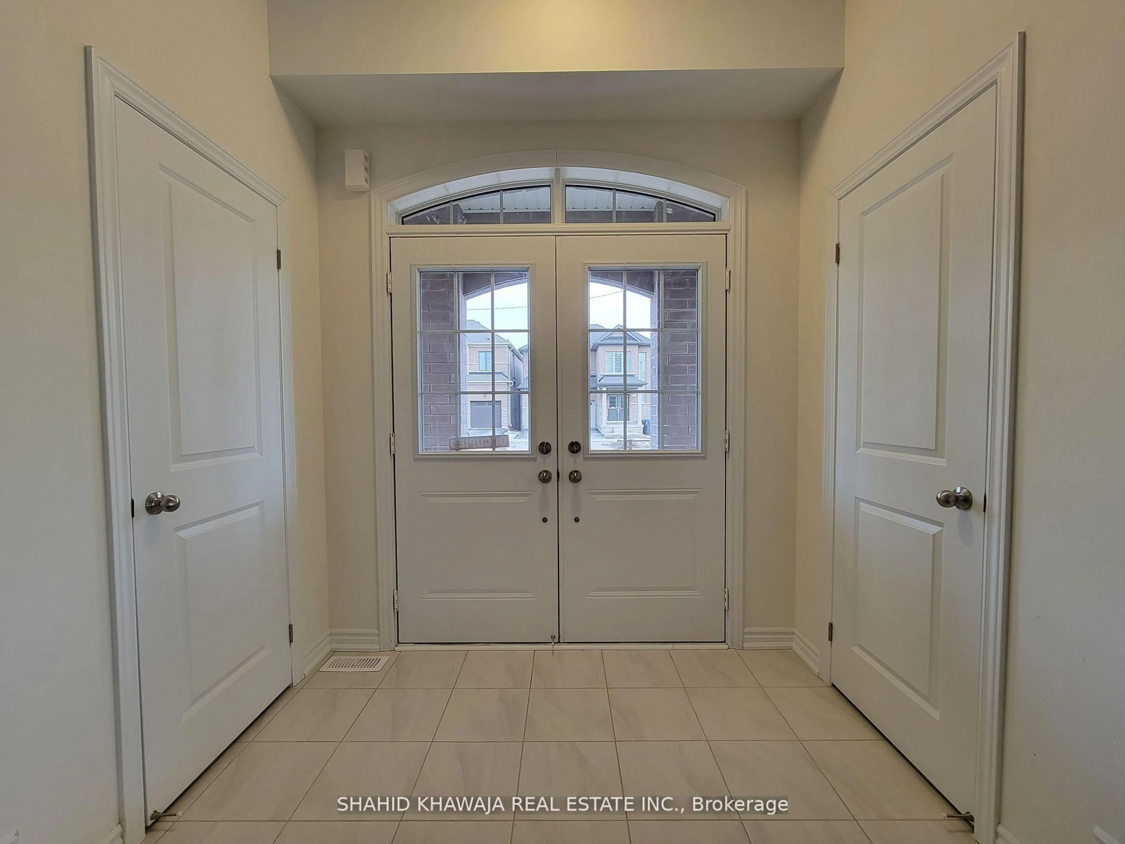 Indoor entryway for 322 Valleyway Dr, Brampton Ontario L6X 0K7