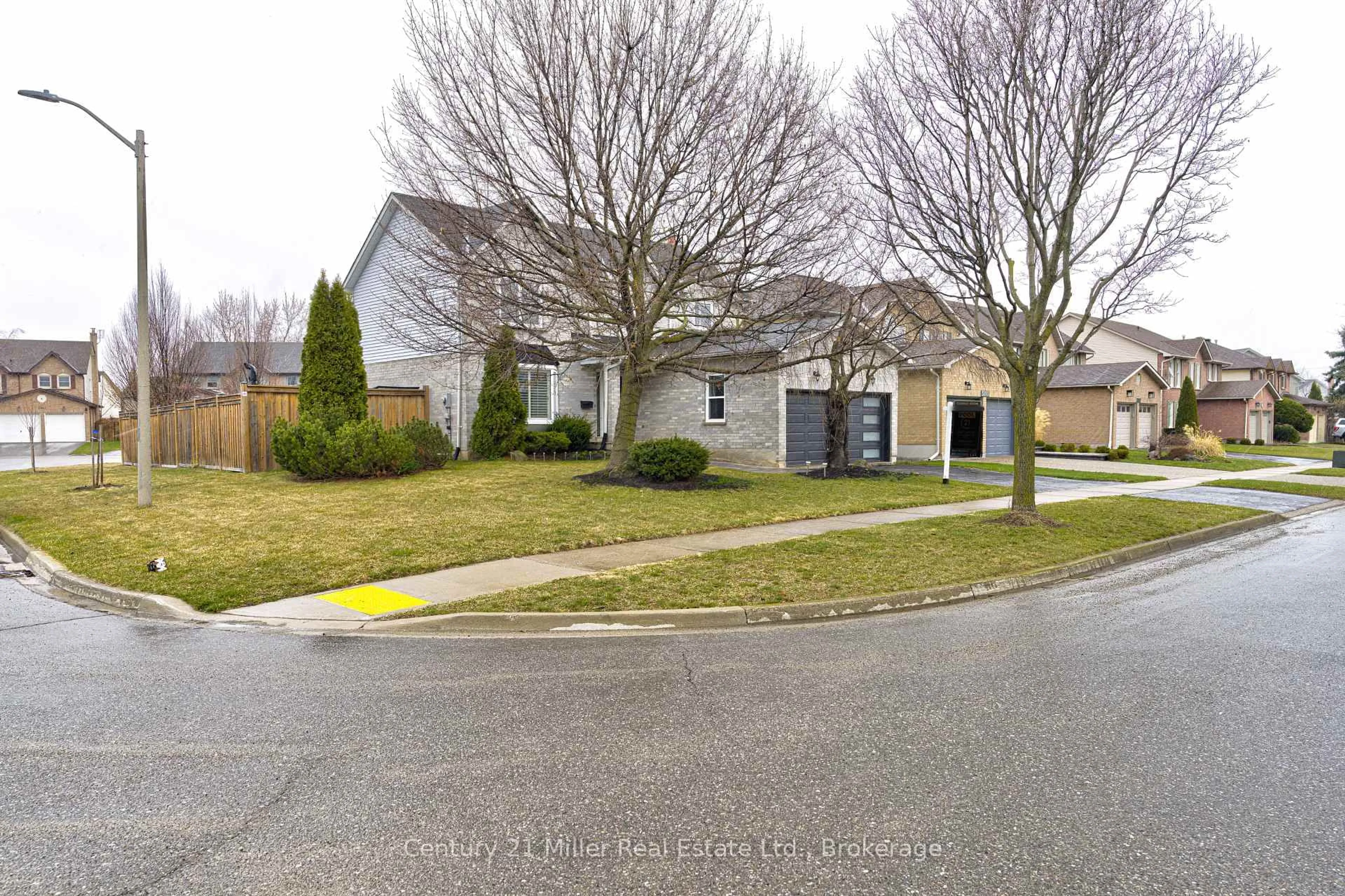 A pic from outside/outdoor area/front of a property/back of a property/a pic from drone, street for 3263 Mead Cres, Burlington Ontario L7M 3N2