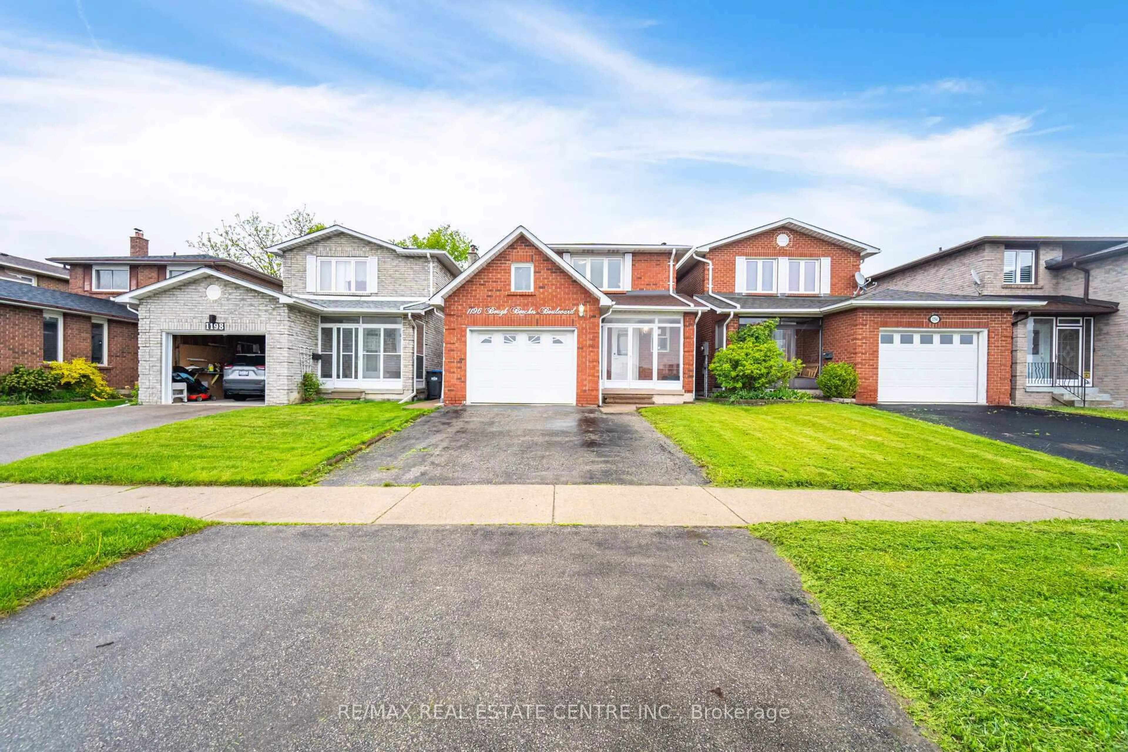 A pic from outside/outdoor area/front of a property/back of a property/a pic from drone, street for 1196 Bough Beeches Blvd, Mississauga Ontario L4W 3Z9