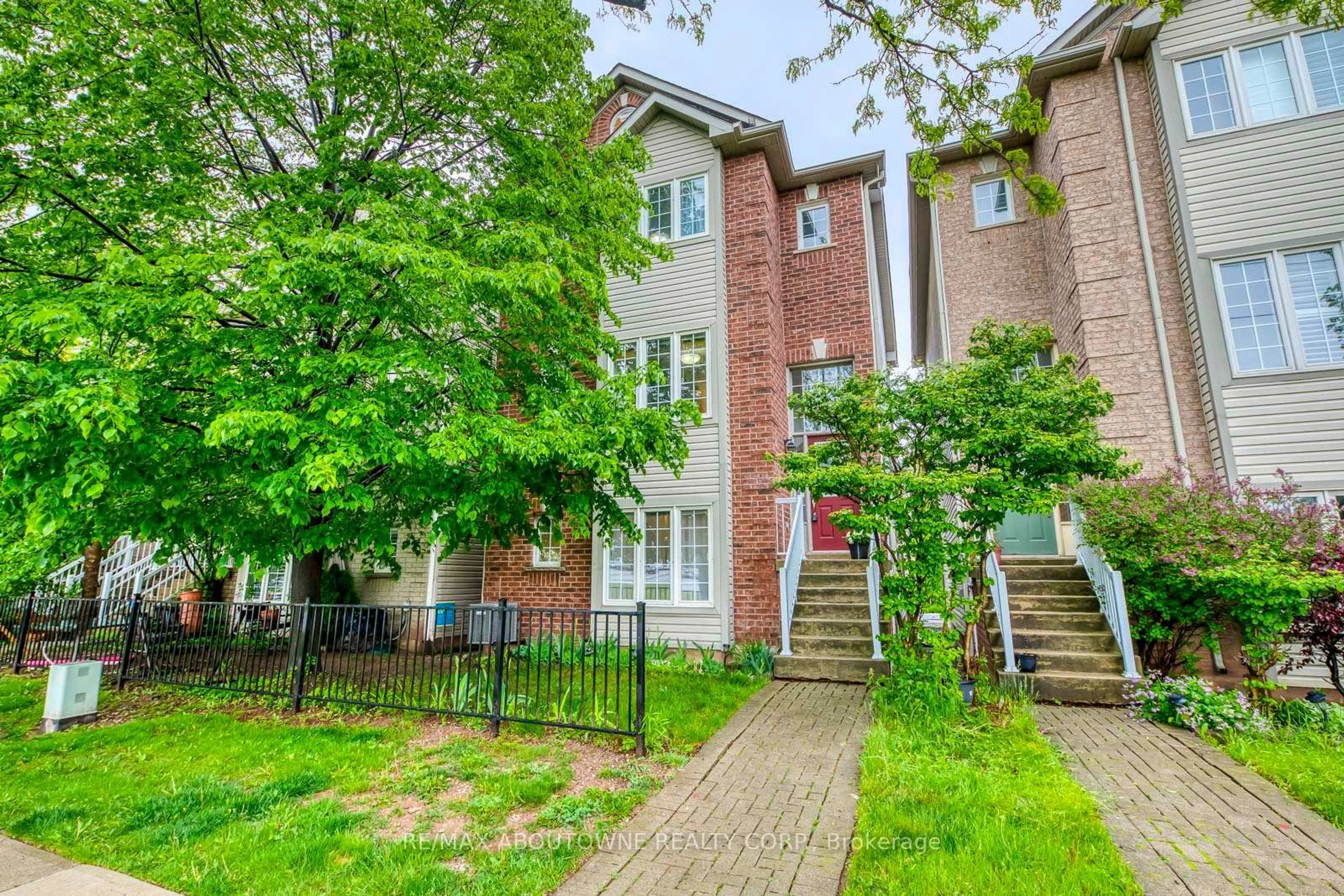 Home with brick exterior material, street for 5090 Fairview St #58, Burlington Ontario L7L 7H5