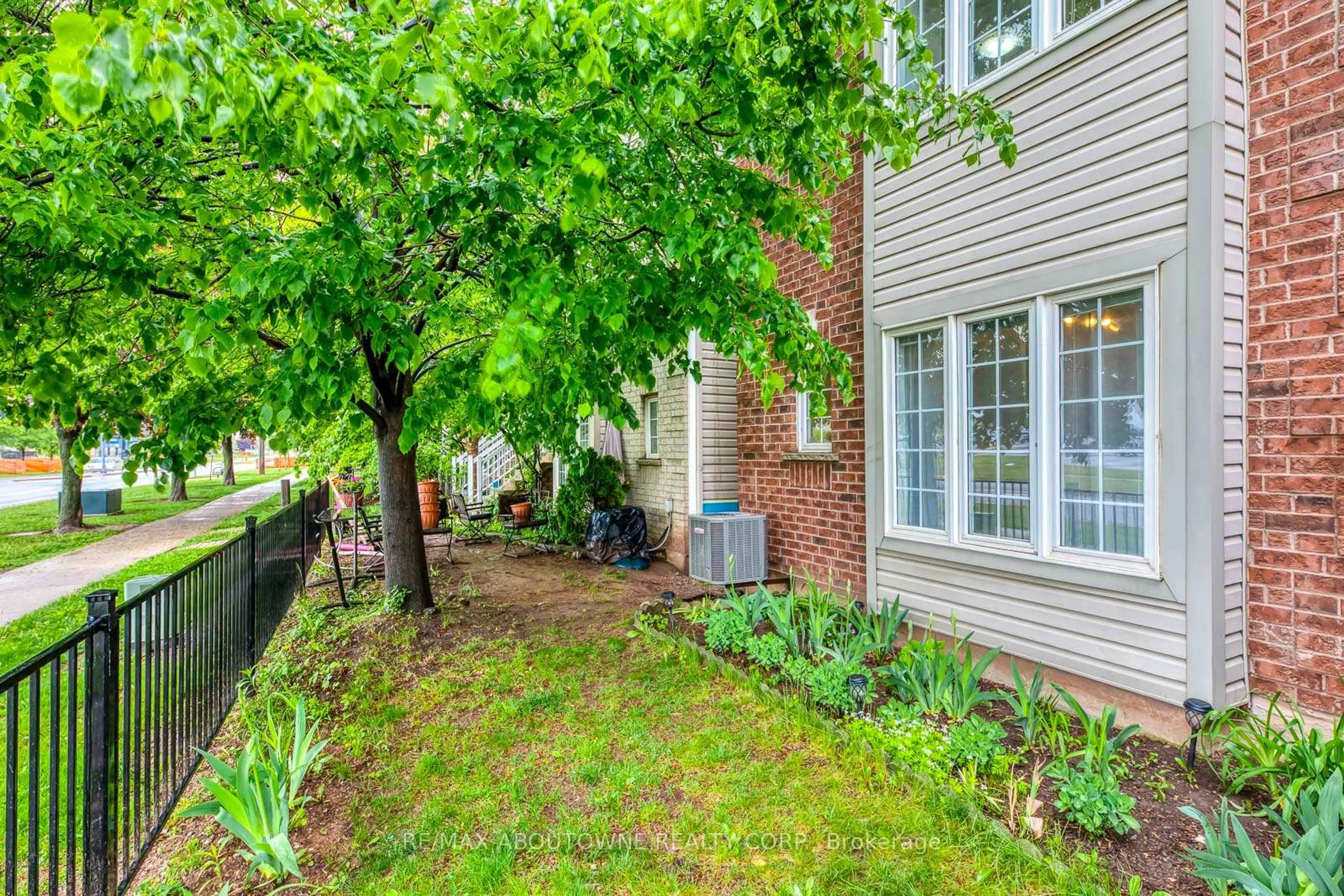 Patio, street for 5090 Fairview St #58, Burlington Ontario L7L 7H5