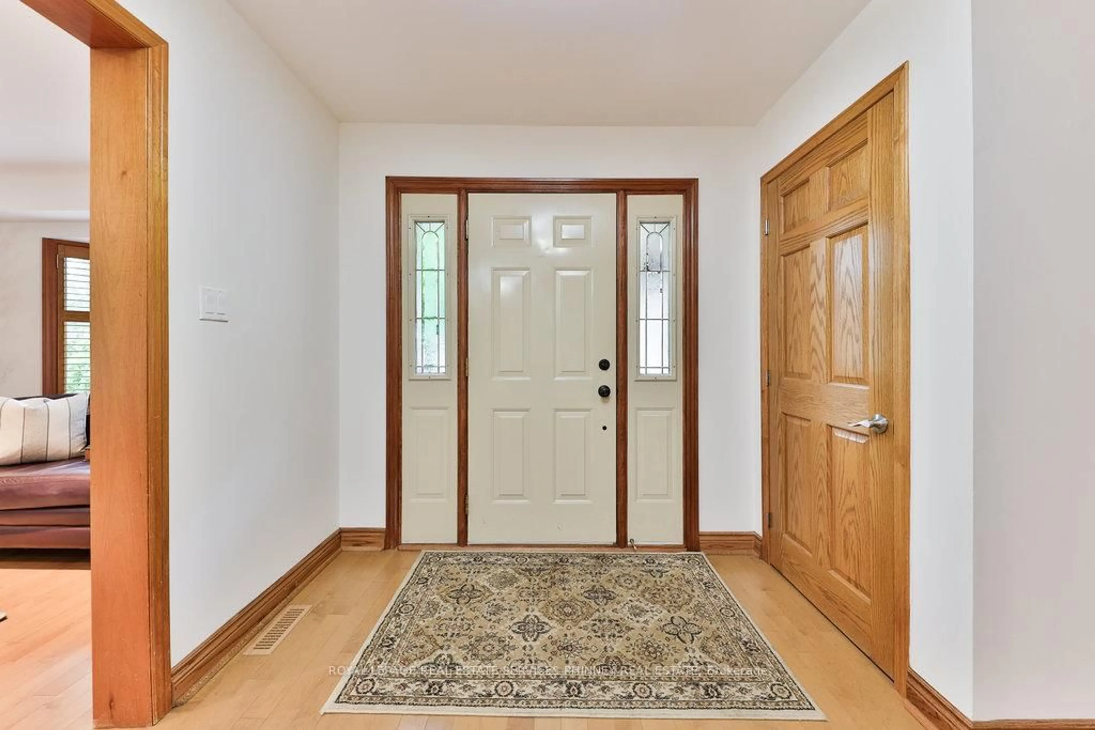 Indoor entryway for 1910 Stoneybrook Crt, Mississauga Ontario L5L 3W2