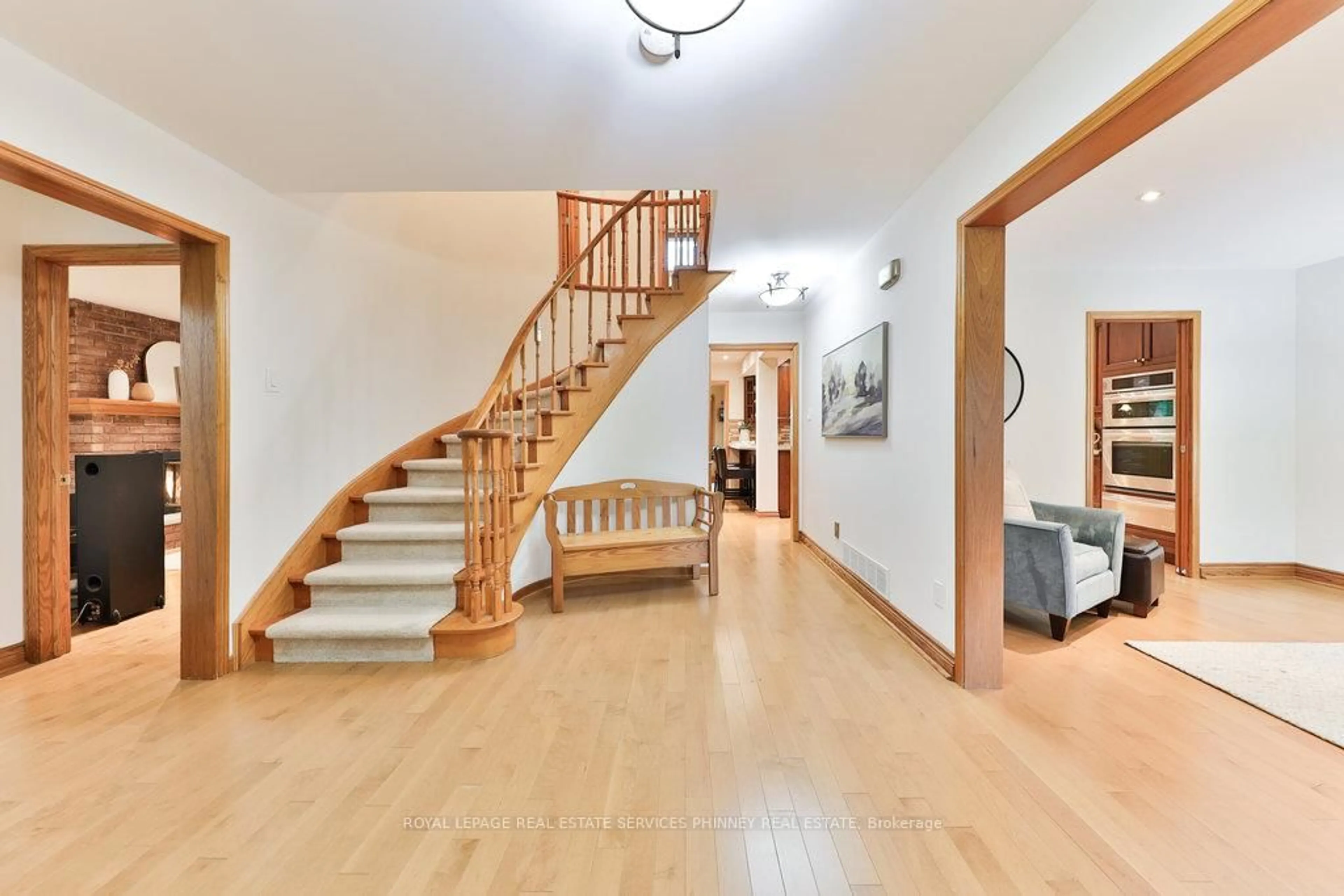 Indoor foyer for 1910 Stoneybrook Crt, Mississauga Ontario L5L 3W2