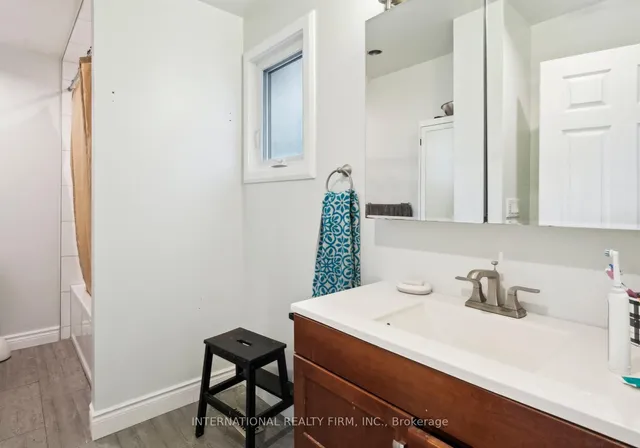 Additional property image - 1928 Lawrence Ave