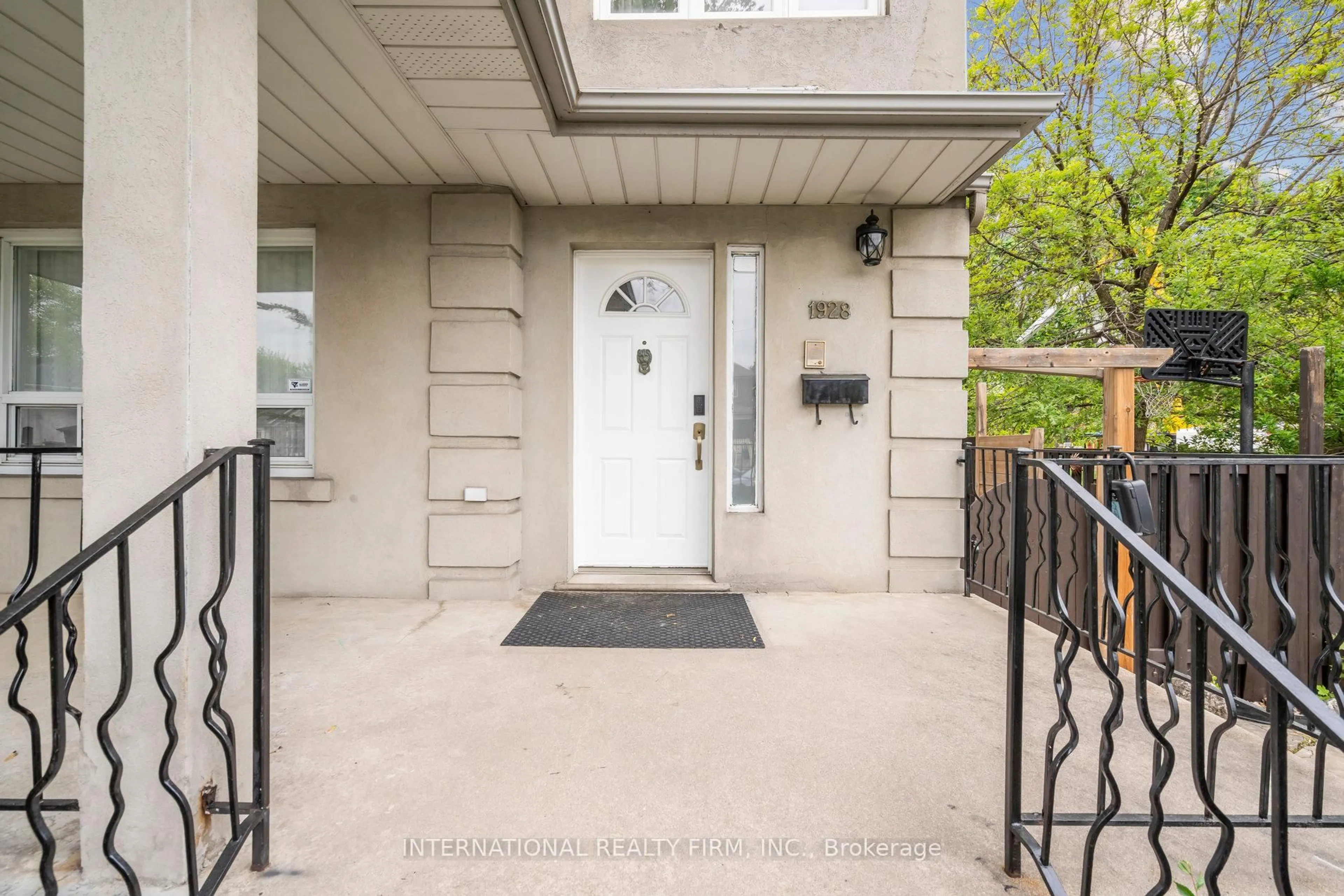 Indoor entryway for 1928 Lawrence Ave, Toronto Ontario M9N 1H2
