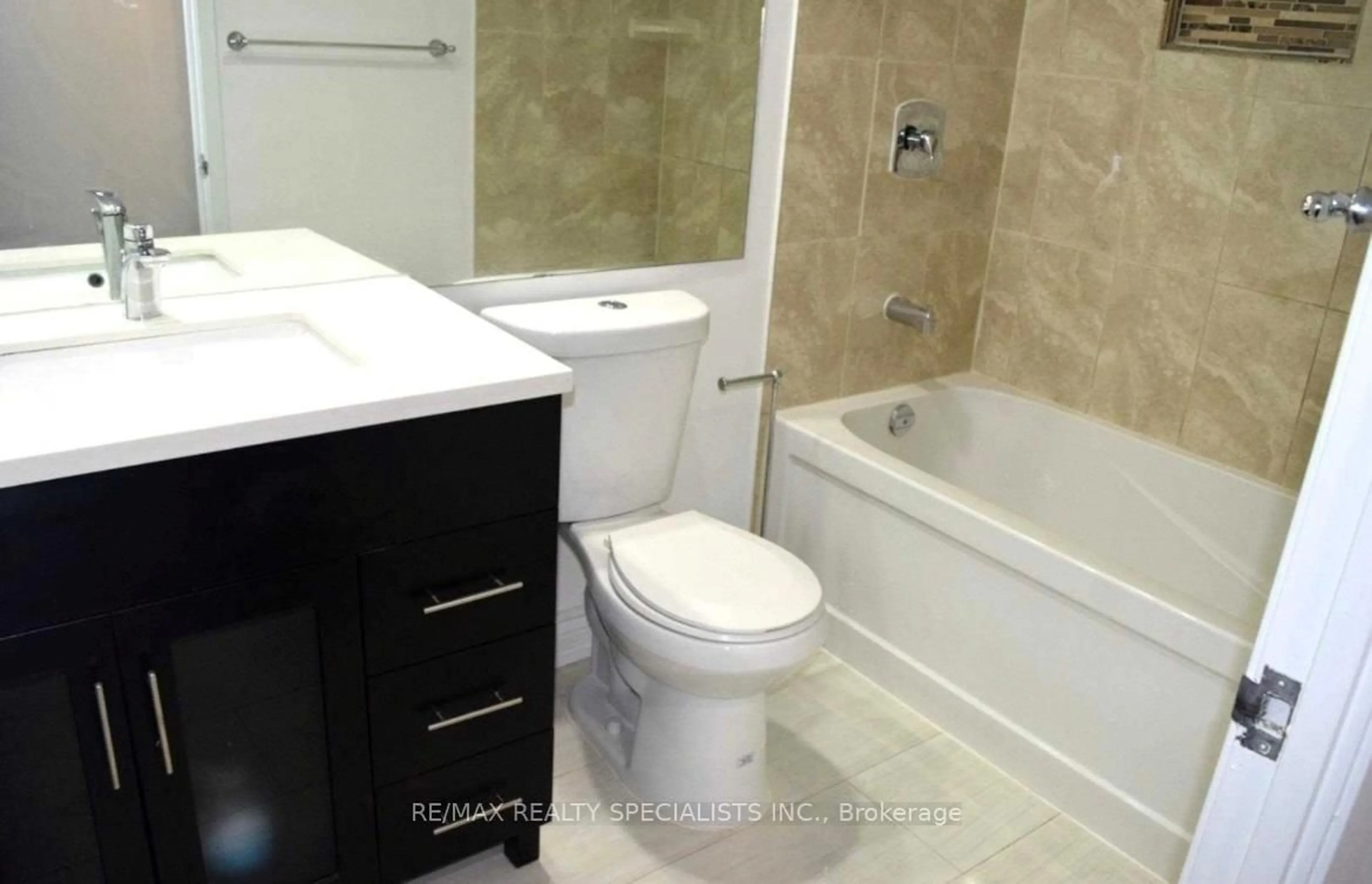 Standard bathroom, ceramic/tile floor for 50 Eglinton Ave #605, Mississauga Ontario L5R 3P4