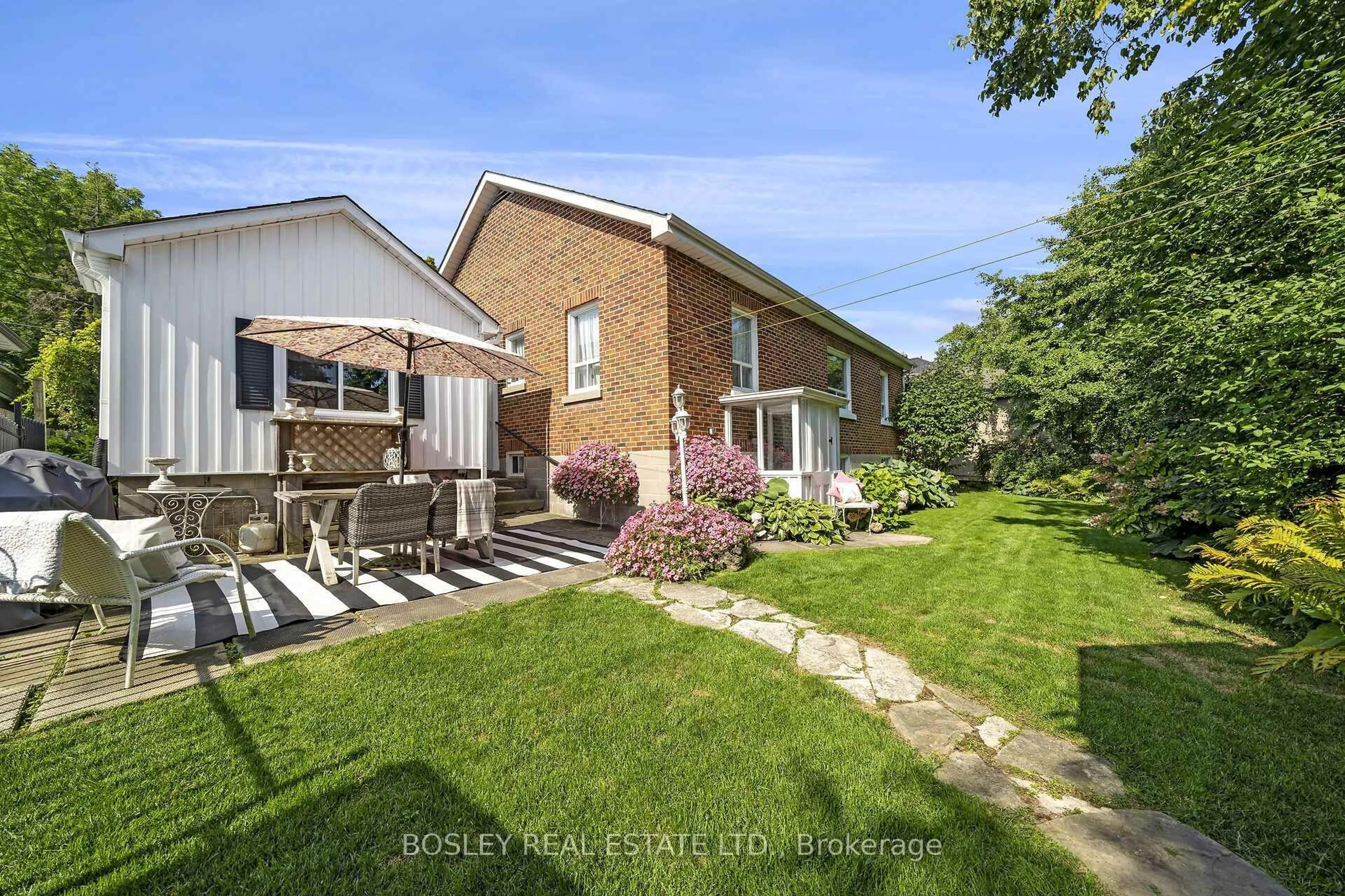 A pic from outside/outdoor area/front of a property/back of a property/a pic from drone, street for 31 John St, Orangeville Ontario L9W 2P4