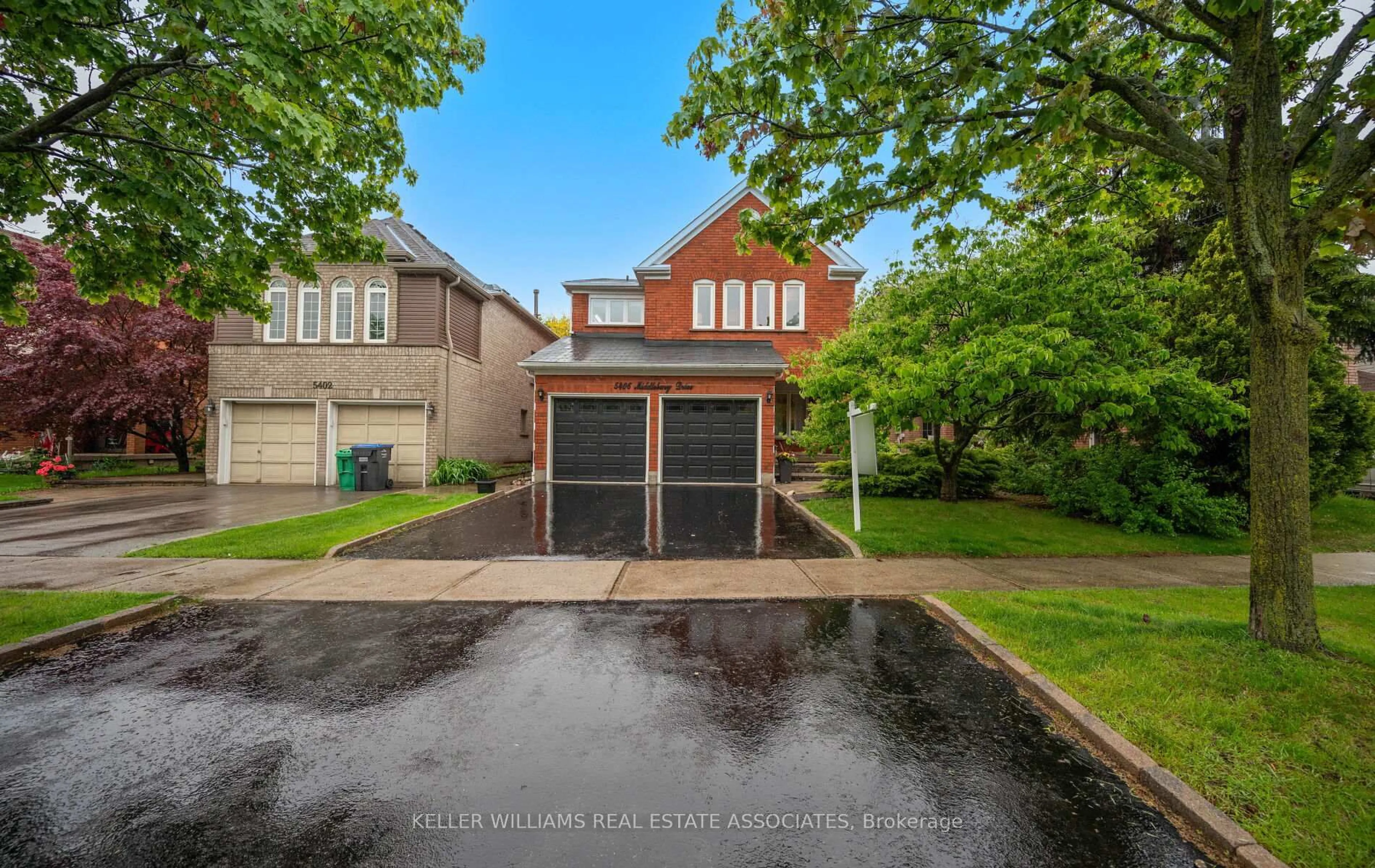 A pic from outside/outdoor area/front of a property/back of a property/a pic from drone, street for 5406 Middlebury Dr, Mississauga Ontario L5M 5E8