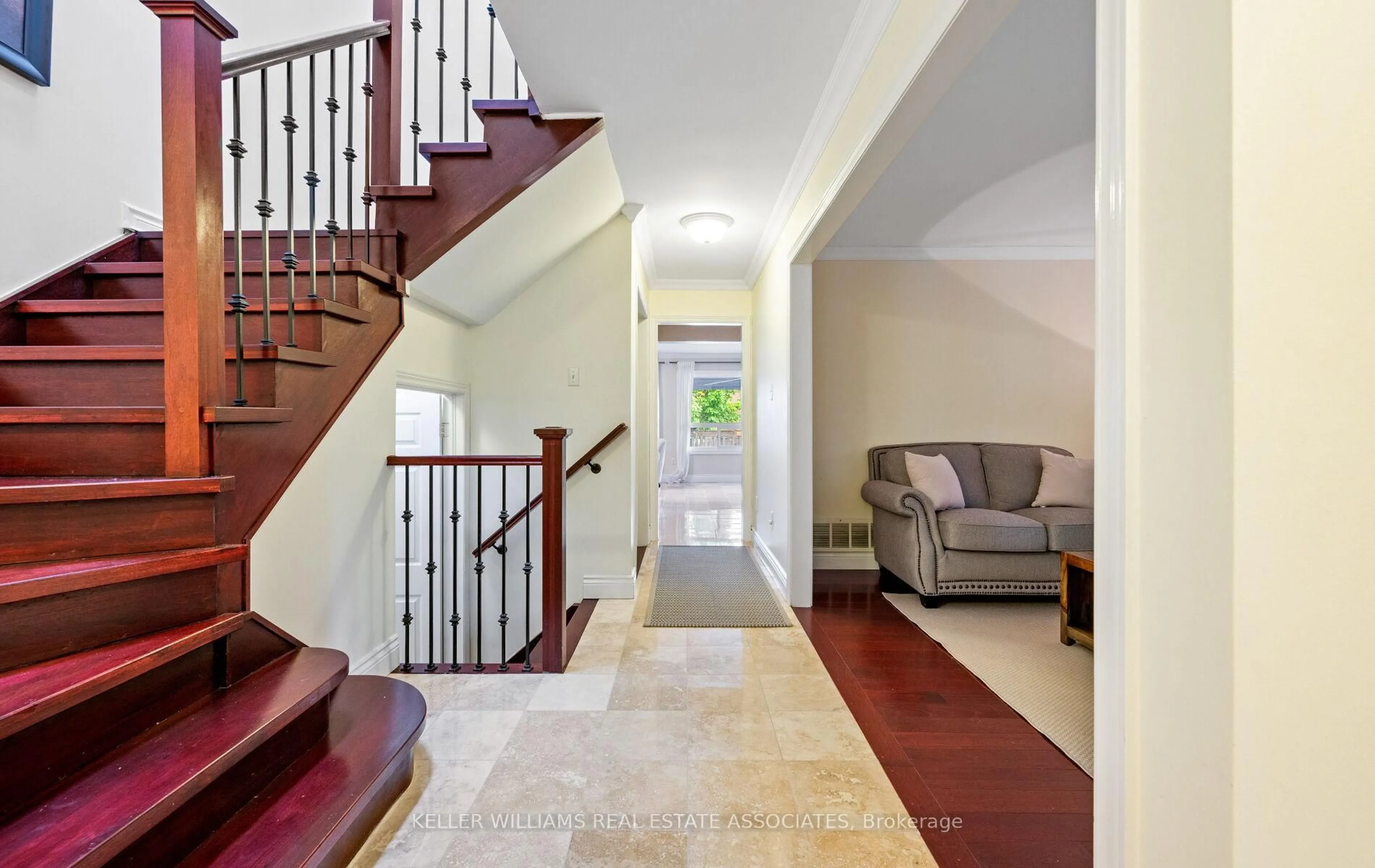 Indoor foyer for 5406 Middlebury Dr, Mississauga Ontario L5M 5E8