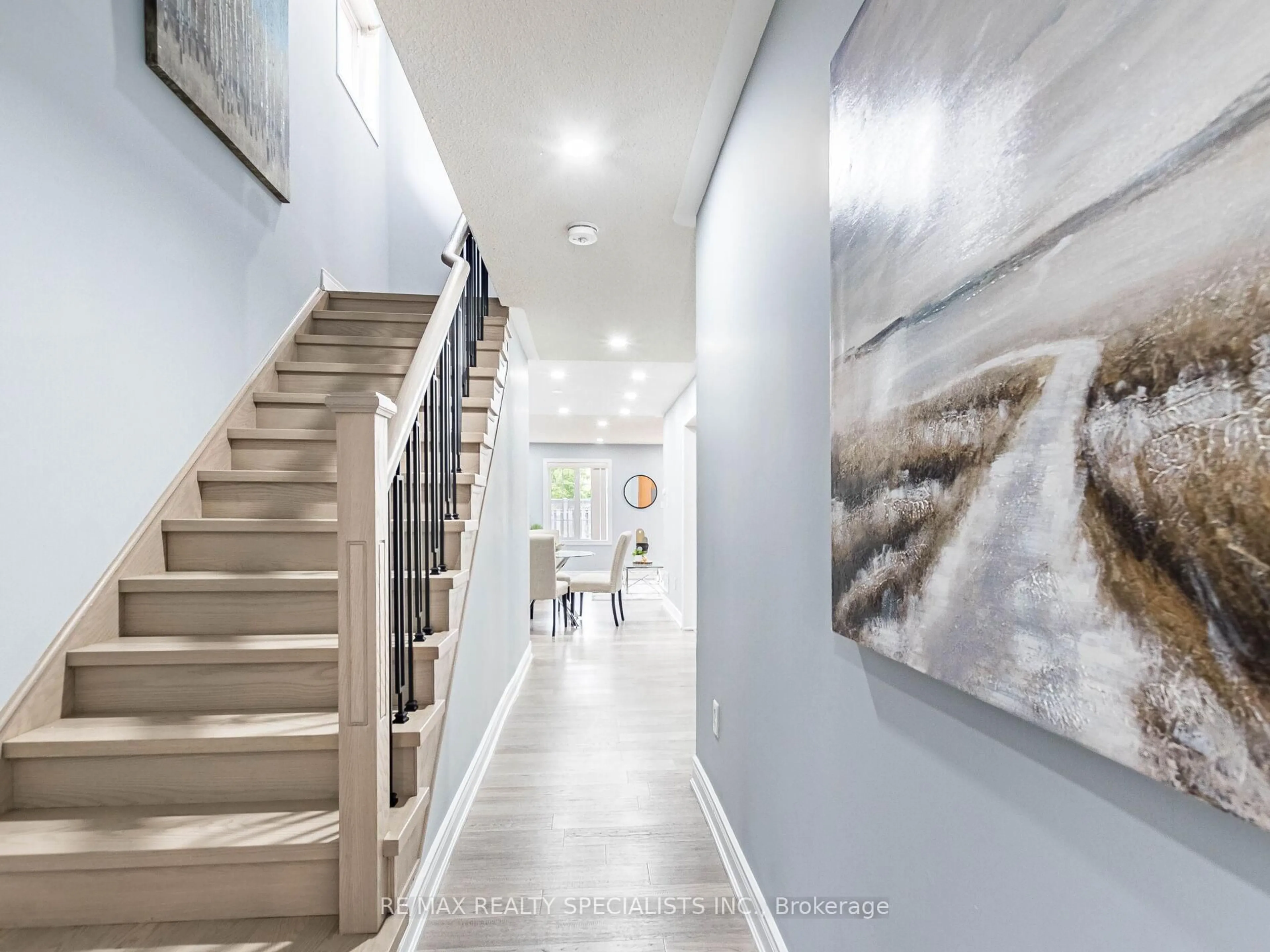 Indoor entryway for 18 Seed Crt, Brampton Ontario L6X 5E4